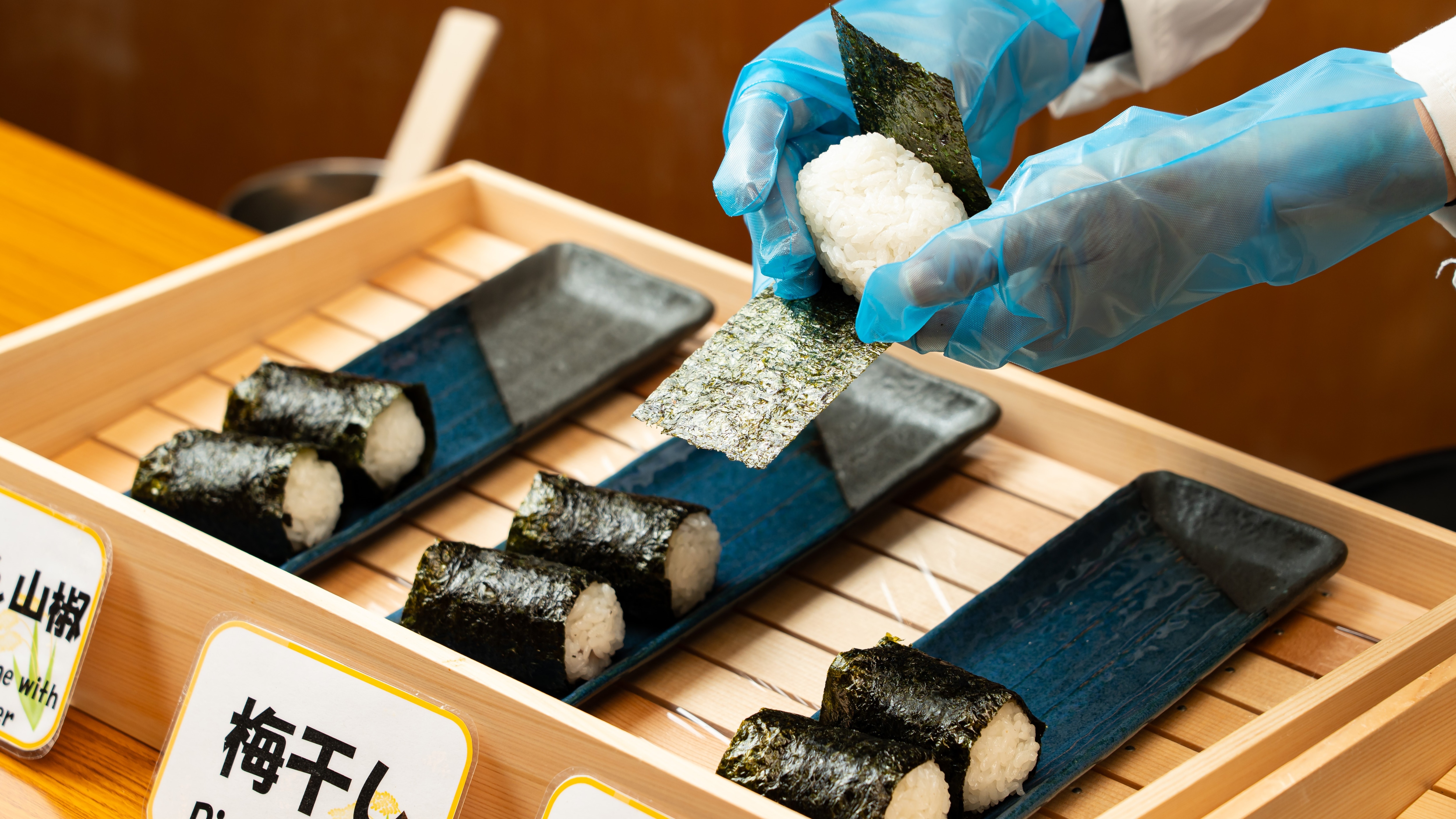 Hình ảnh buffet sáng ◇ Cơm nắm nóng hổi do nhân viên ăn sáng làm ◇