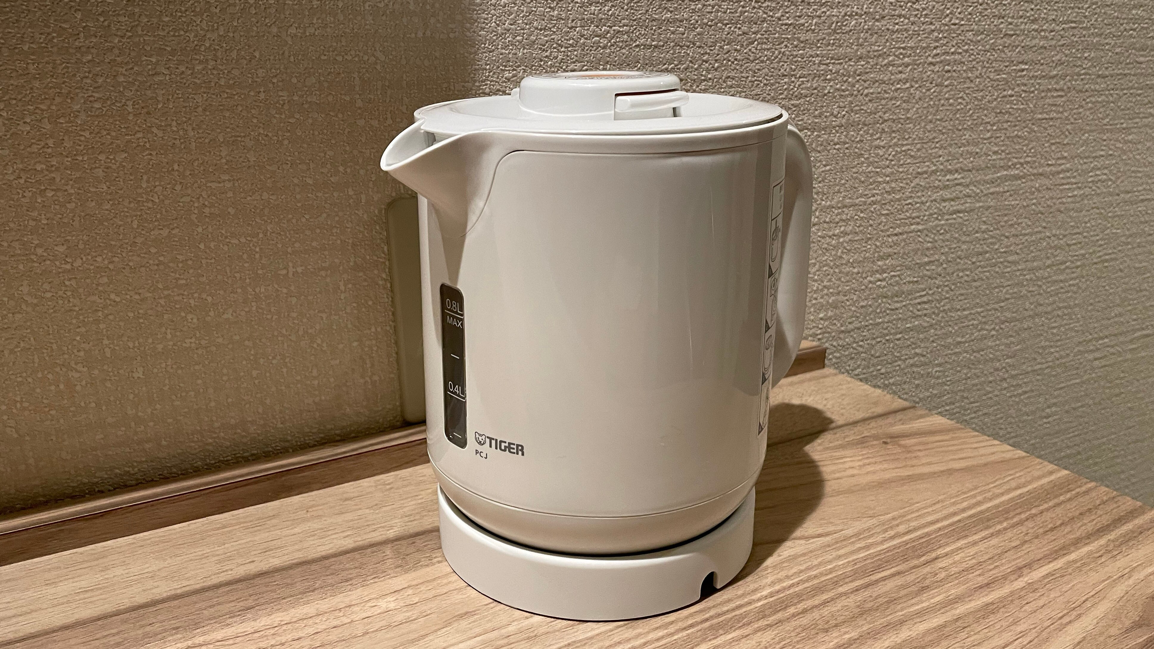 Electric kettle (steamless)