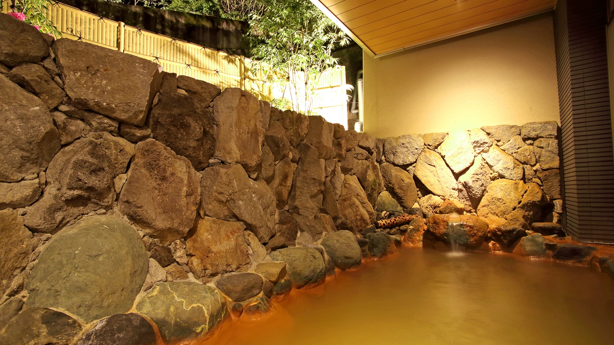 [Large communal bath A, Kinsen open-air bath] You can enjoy Kinsen with abundant hot water in the open-air bath.