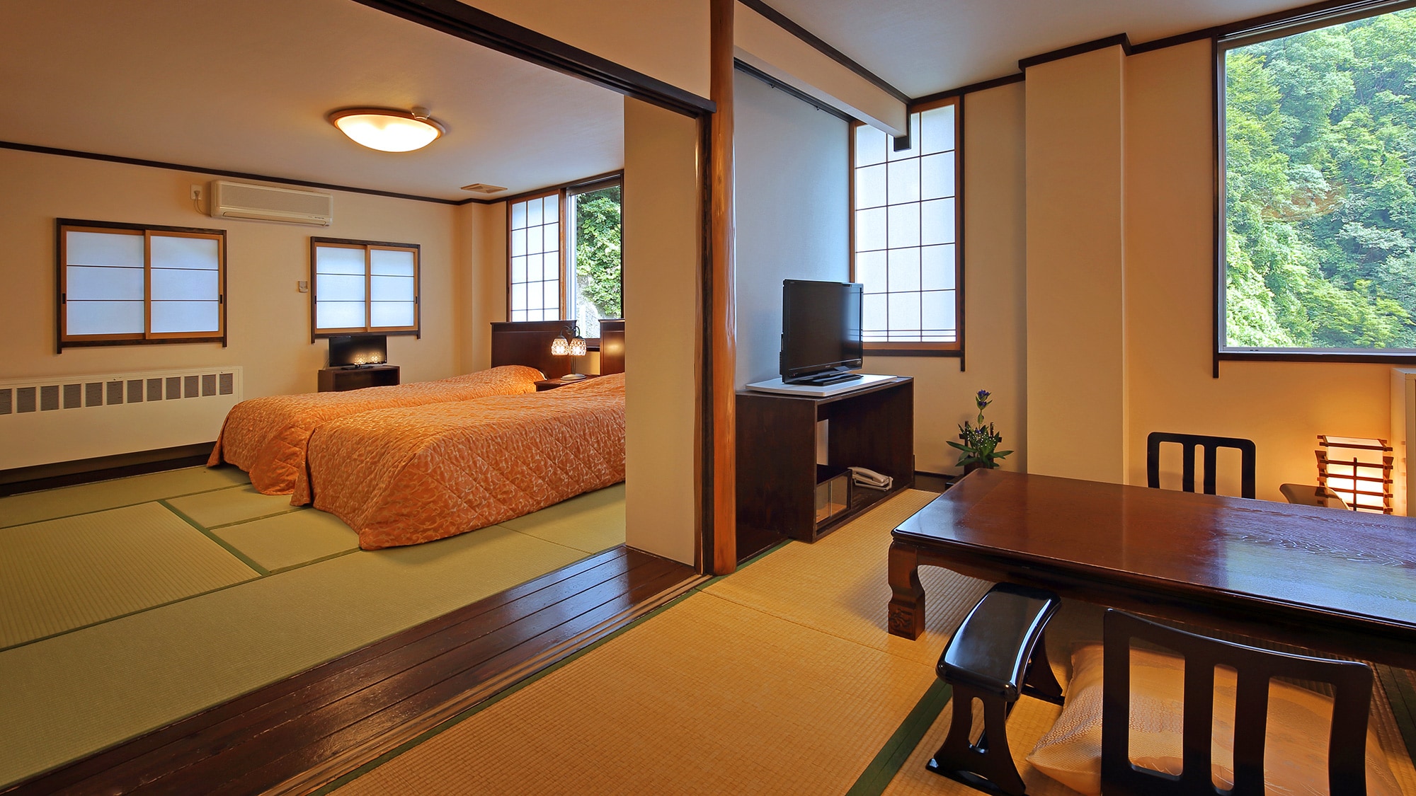 [Mountain-facing guest room: A Japanese-Western style room with two adjoining rooms that emphasizes tranquility]