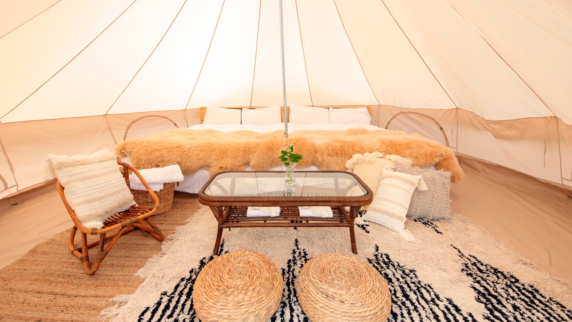 Feel free to experience glamping in a tent unified in a natural and calm space