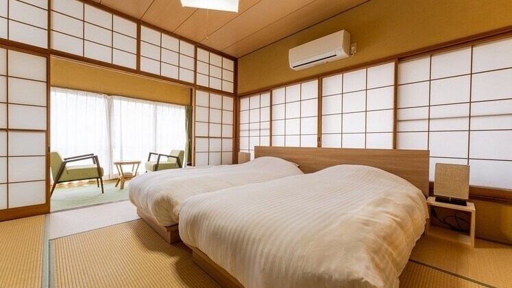 Kamar bergaya Jepang dengan 10 tatami dengan beranda, bak mandi cemara, pemandian air panas dalam ruangan, tempat tidur kembar