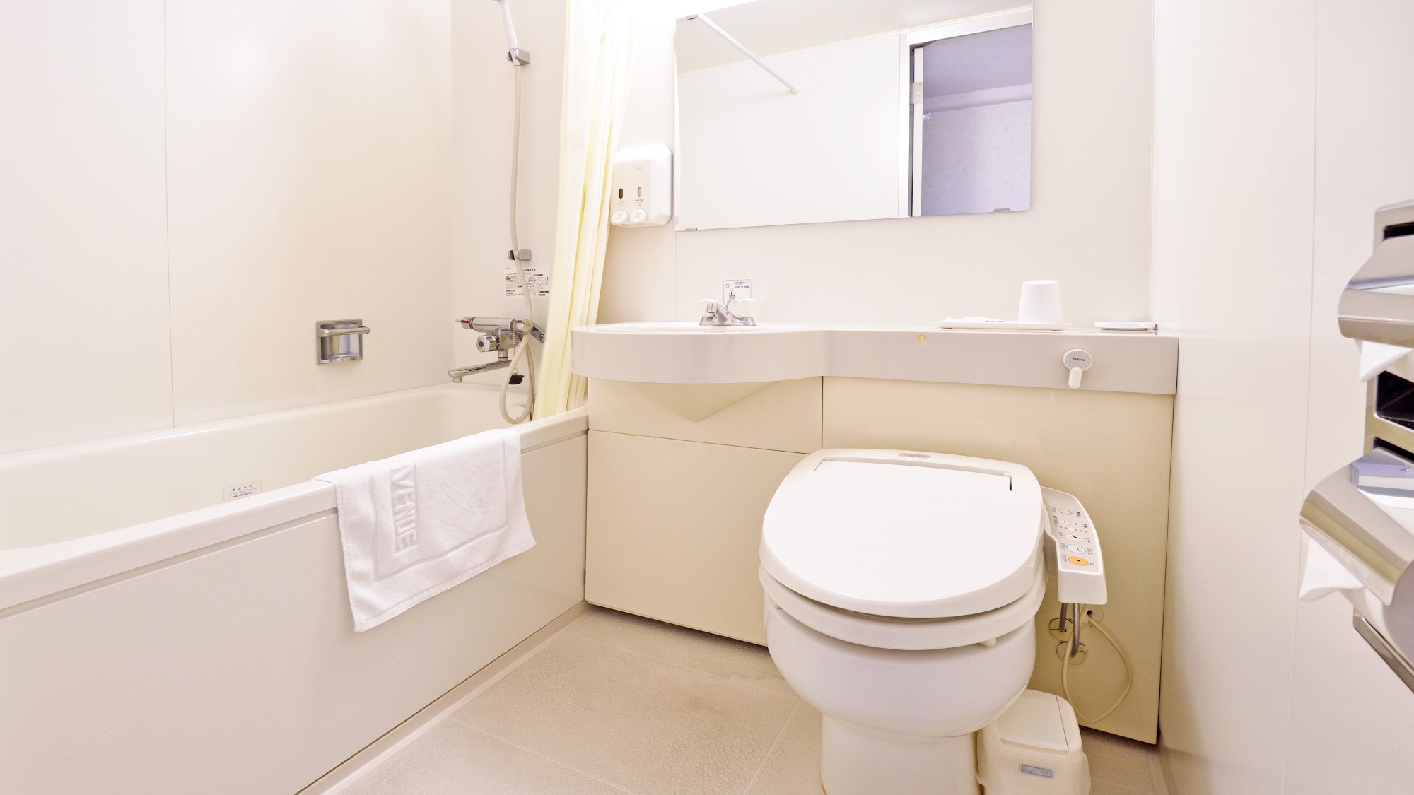 [Bathroom (unit bath)] Lower bathroom with a focus on cleanliness