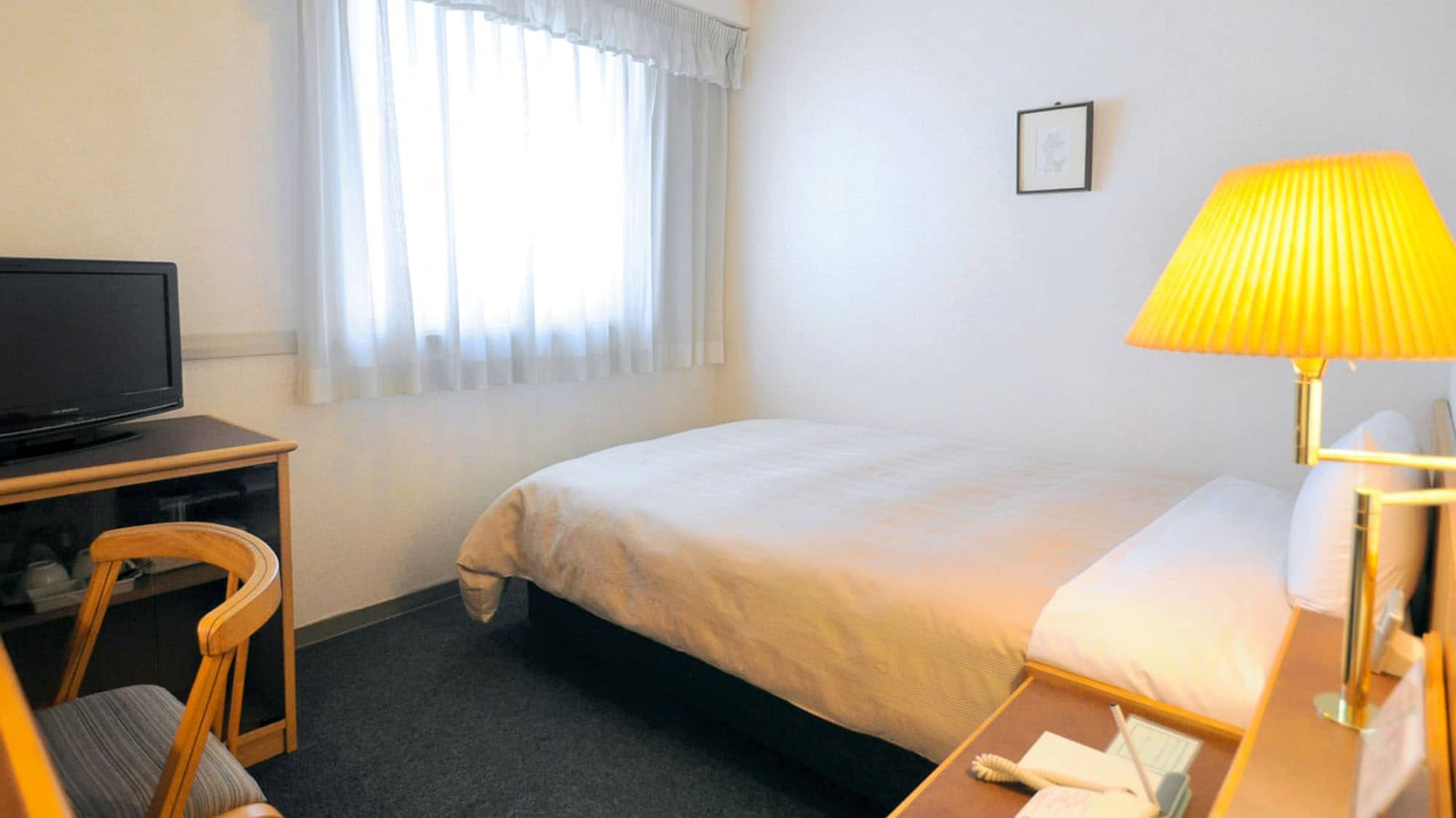 [Single room] A comfortable 120cm wide bed and a large desk.