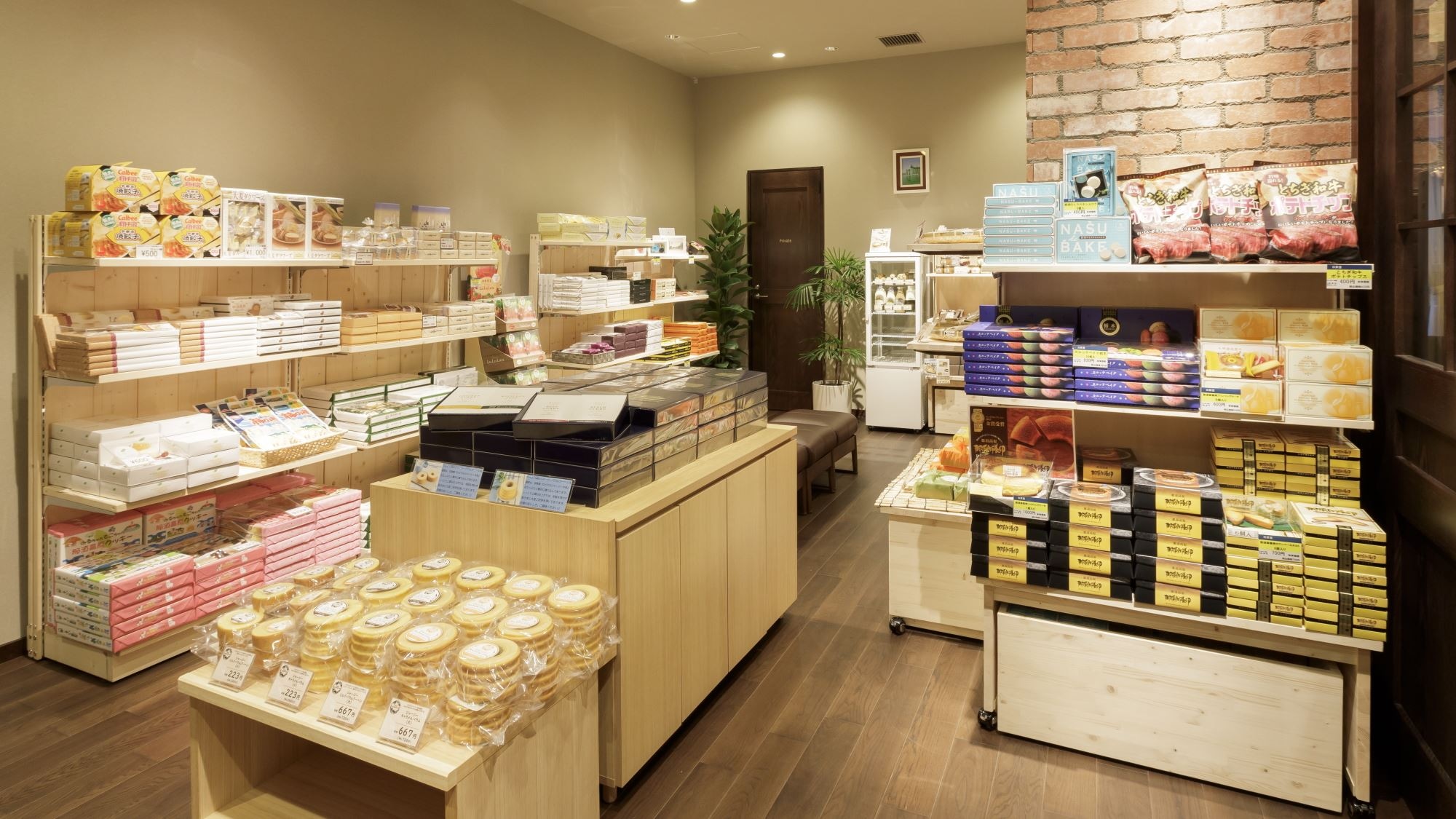 [Souvenir shop] A souvenir shop with a wide selection of carefully selected Nasu specialties and souvenirs.