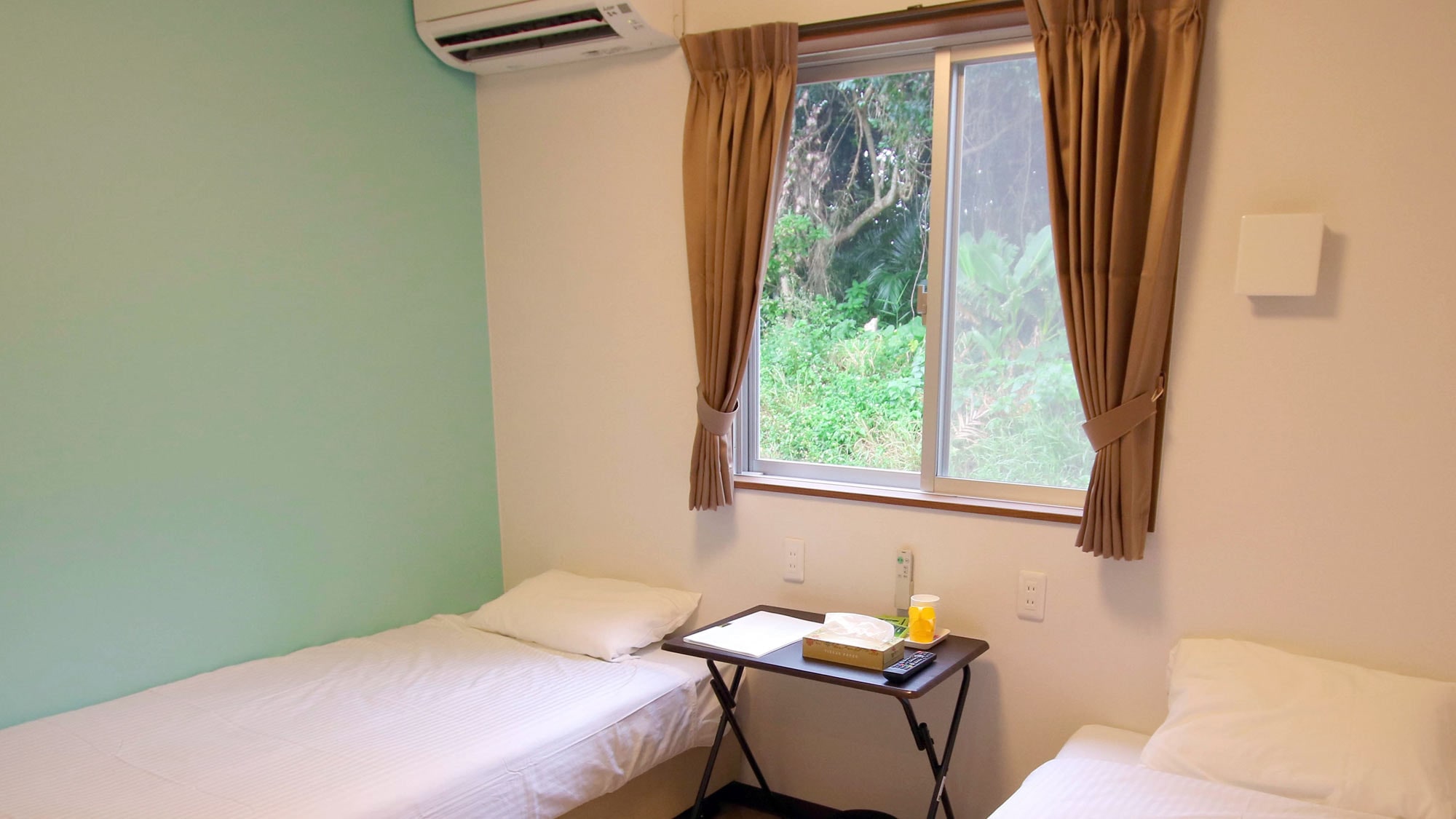 *Standard twin room (example): There is a desk next to the bed, which is convenient for placing small items.