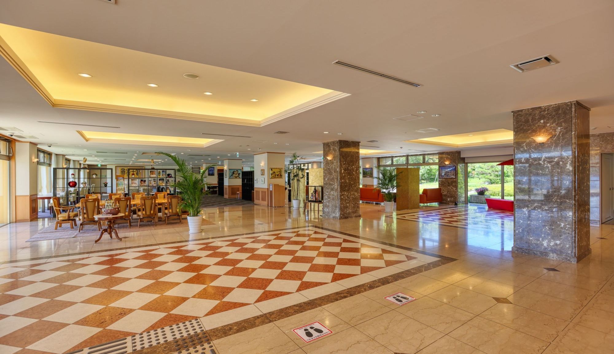 [Spacious marble modern lobby] There is also a Japanese garden overlooking Mt. Fuji in the back.