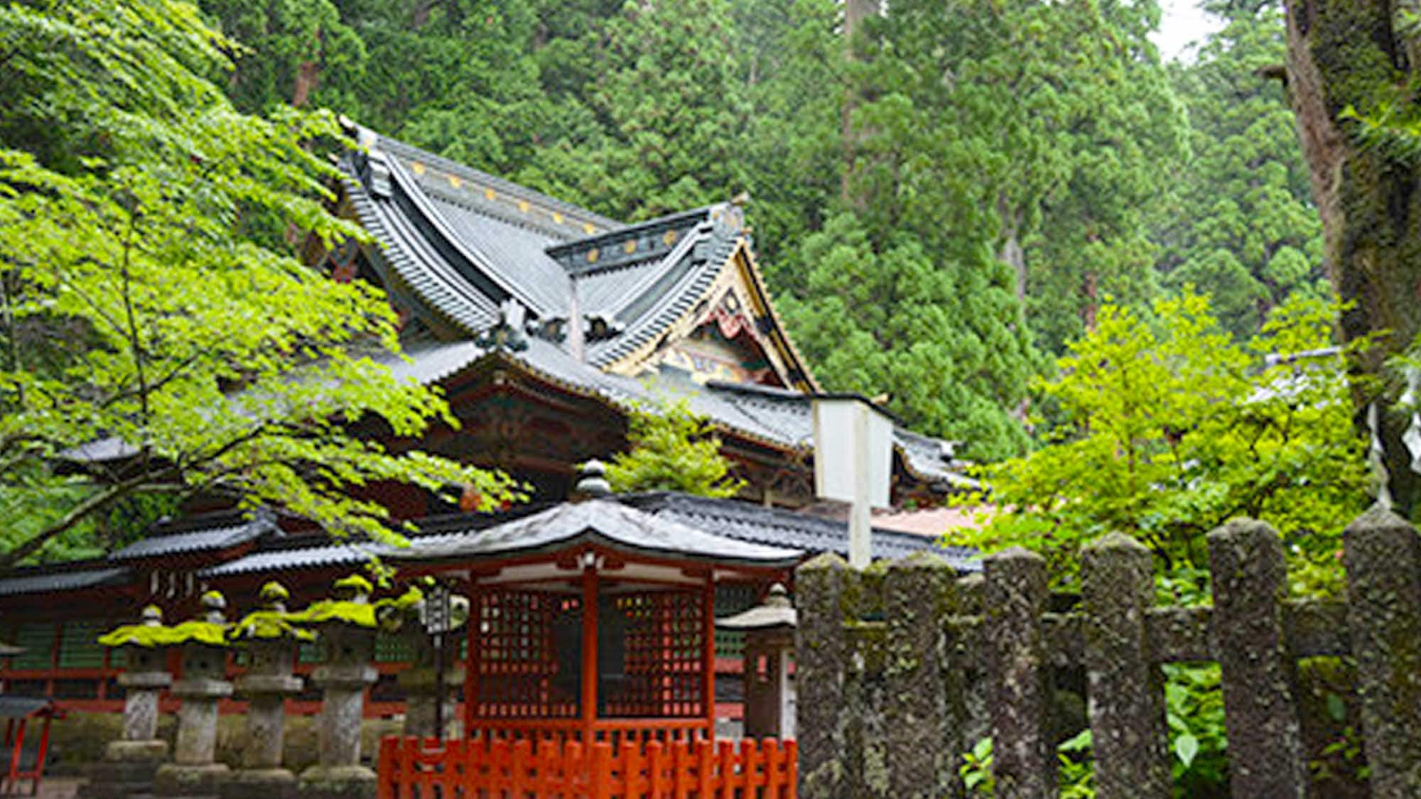 [Nikko Futarasan Shrine] A shrine whose grounds include Shinkyo Bridge, the eight peaks of the Nikko mountain range, Kegon Falls, and Irohazaka. Approximately 8 minutes by car from our facility.
