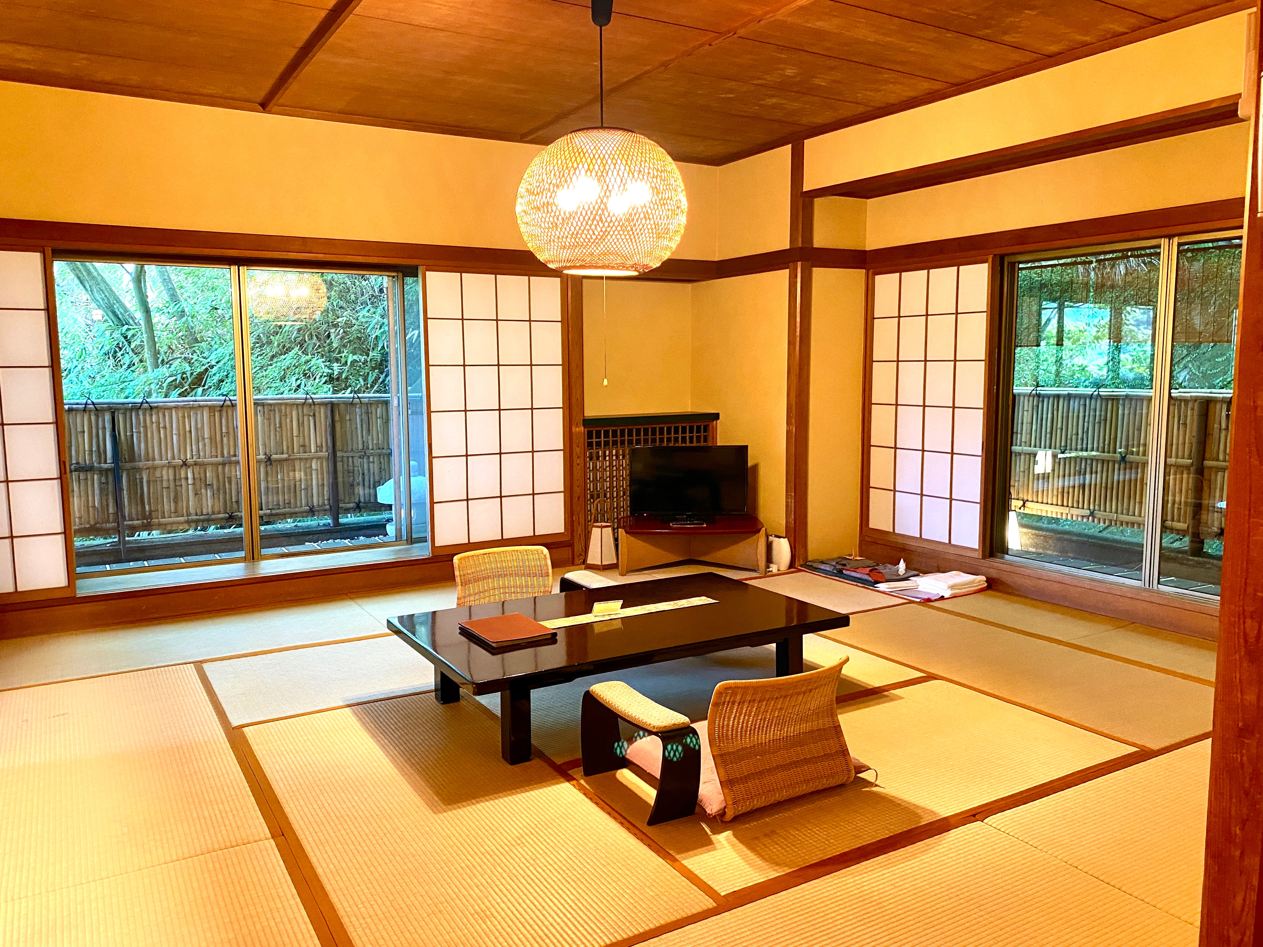 Spacious Japanese-style room (main room 15 tatami mats + 4.5 tatami mats) + hot spring cypress bath