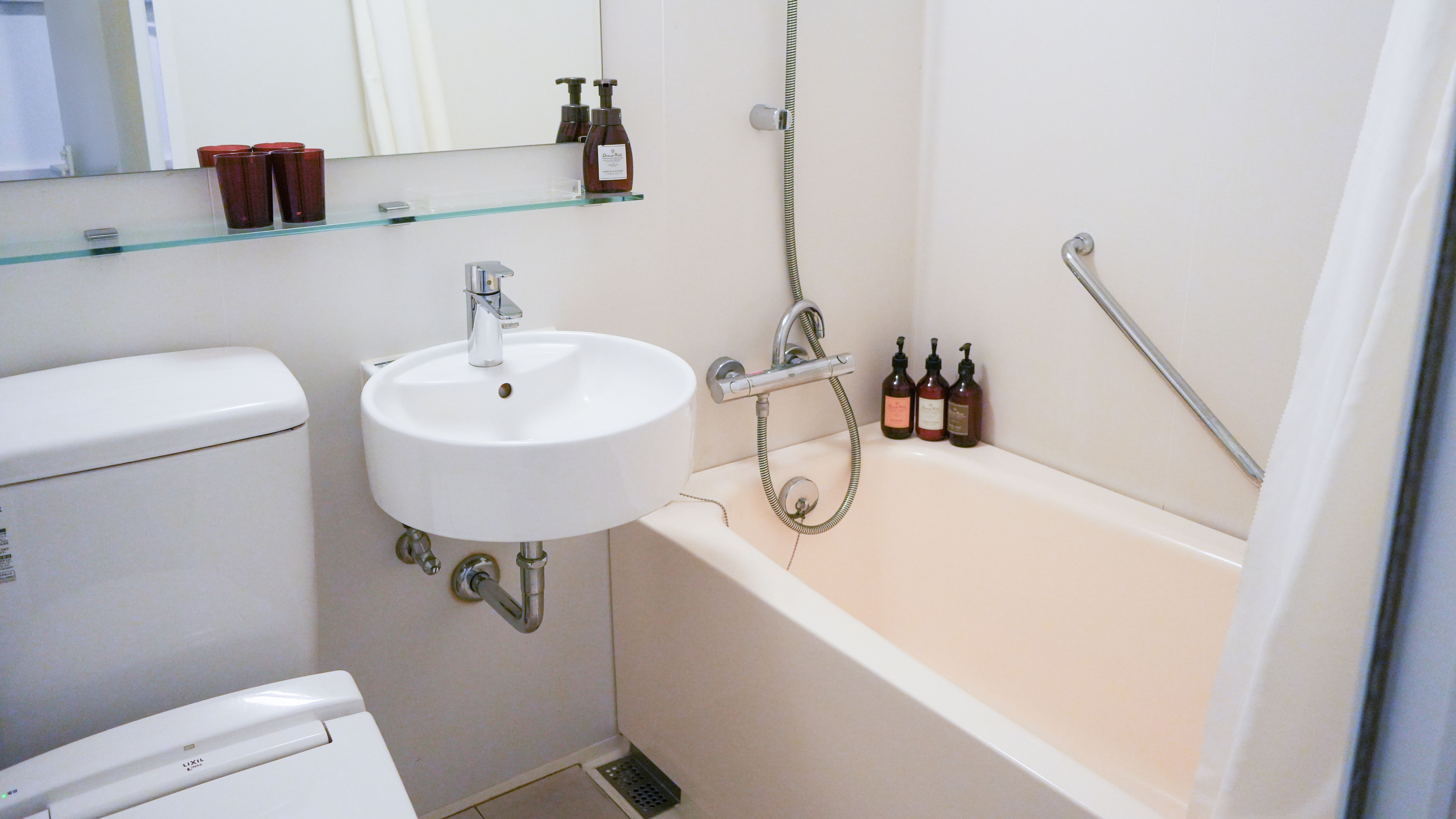 Twin room bathroom example