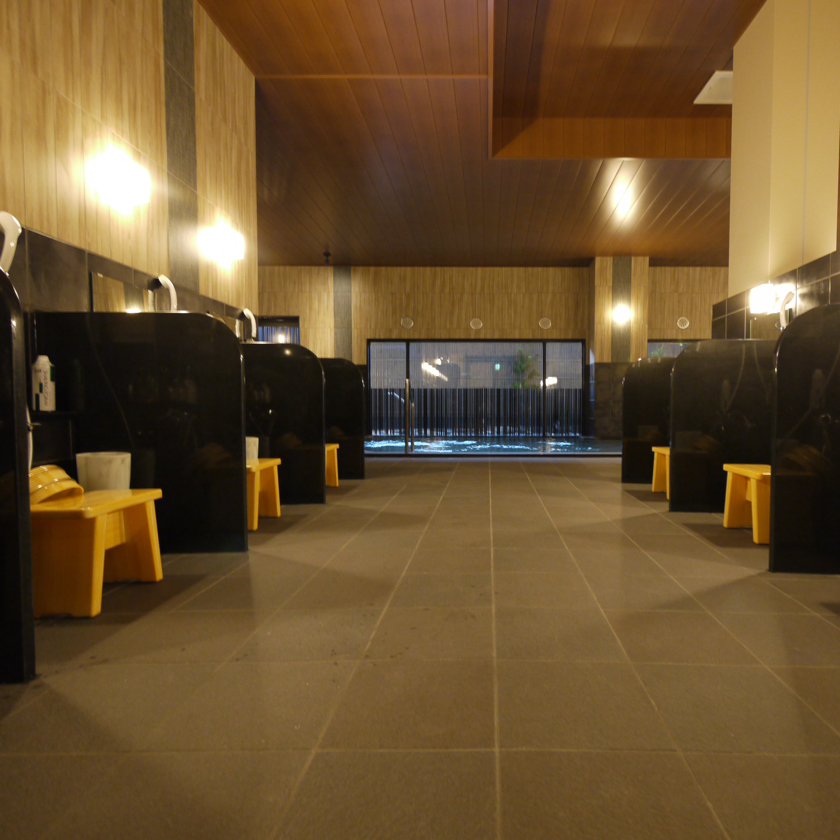 <Washing area> Rinse-in shampoo, conditioner, body shampoo, and shaving lotion are installed.