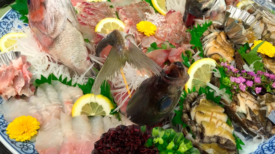 *Dinner example: Assorted sashimi. Fresh, colorful seasonal fish served!