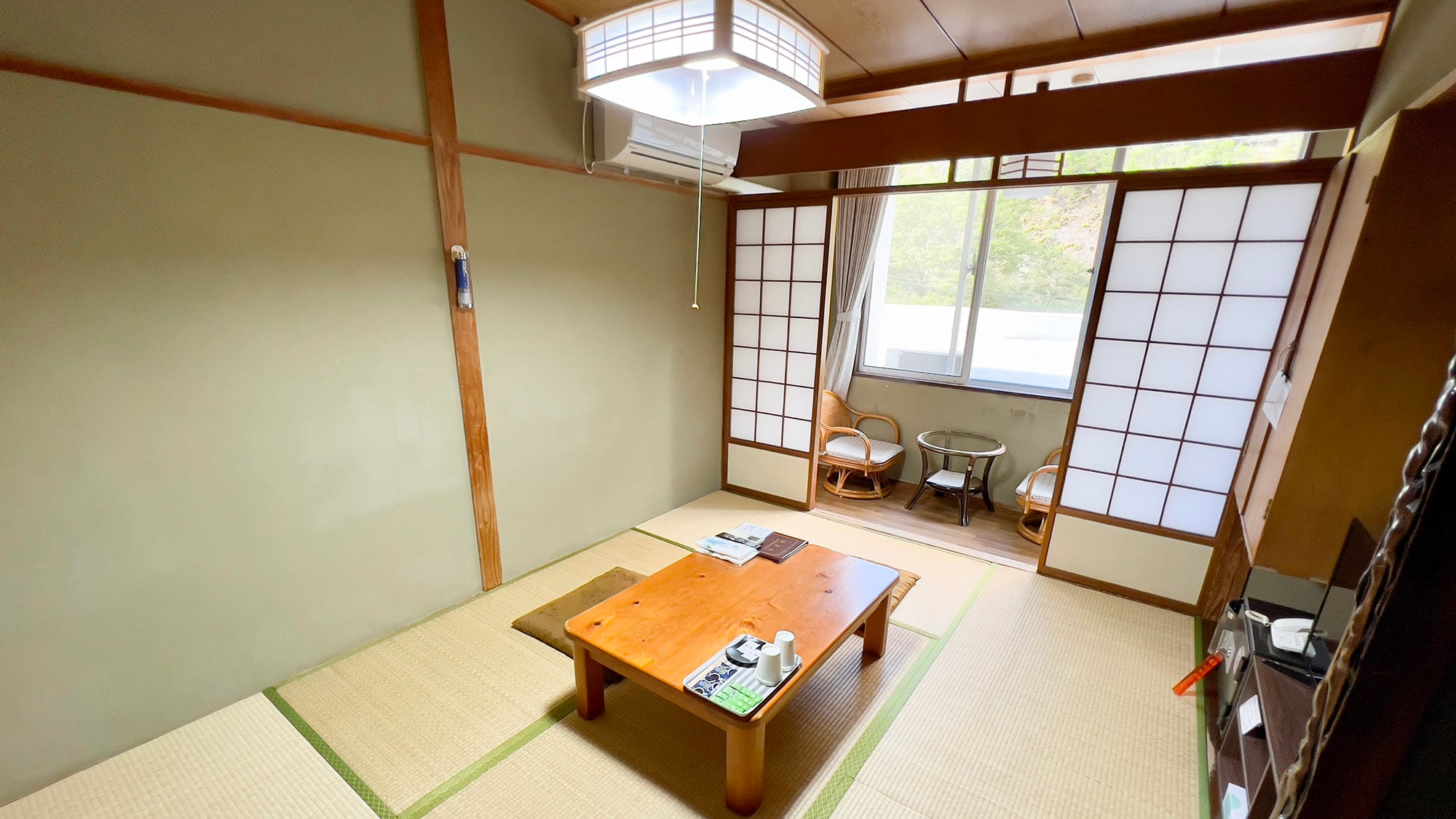 ・[Japanese-style room 6 tatami mats] This is a 6 tatami room that retains an old-fashioned atmosphere. The scent of tatami mats will soothe you