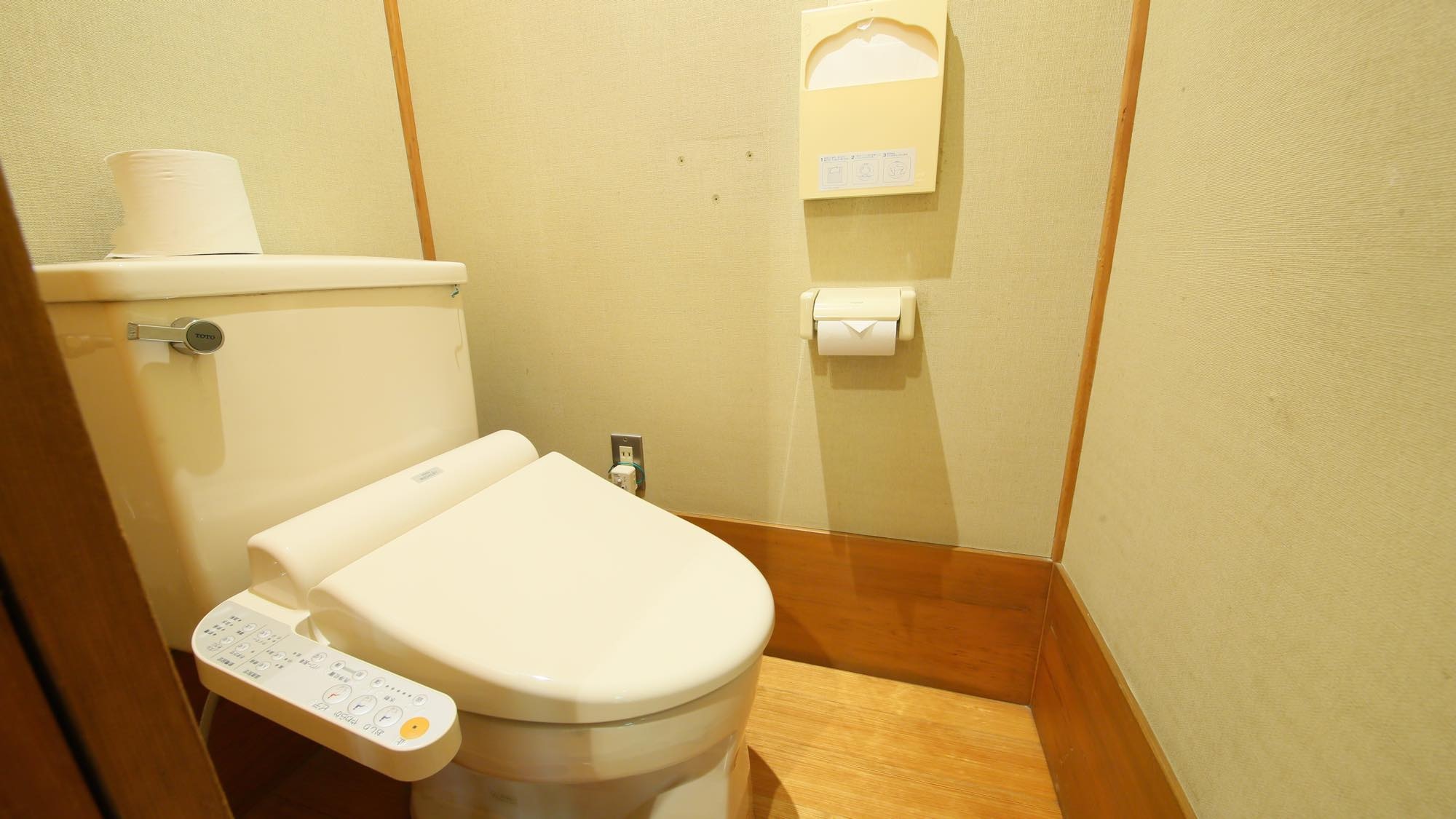 [Japanese-style room 8 tatami mats + wide rim] Toilet with hot spring bath