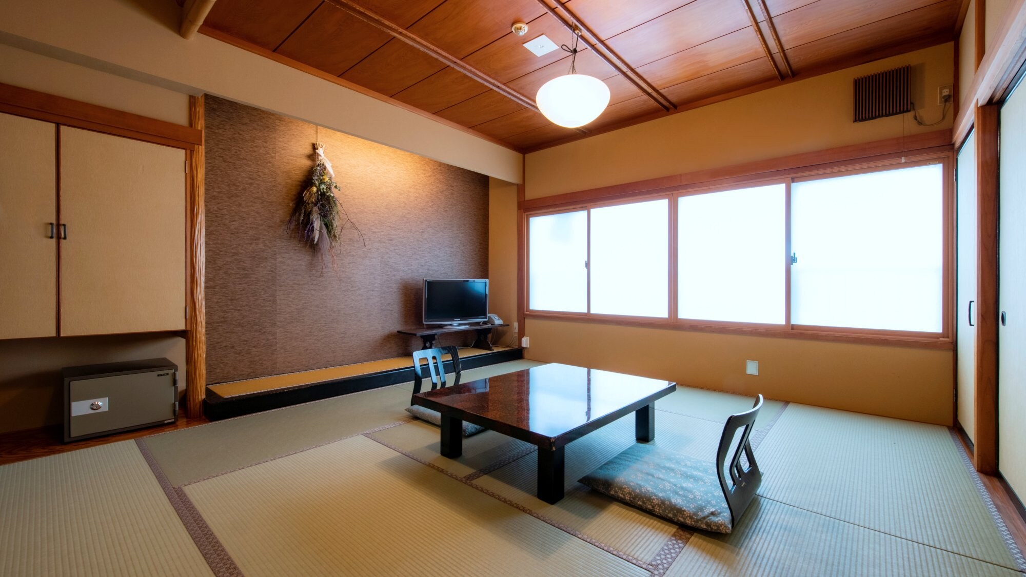 [Non-smoking / Japanese-style room in the main building] No bath, with toilet (10 tatami mats)