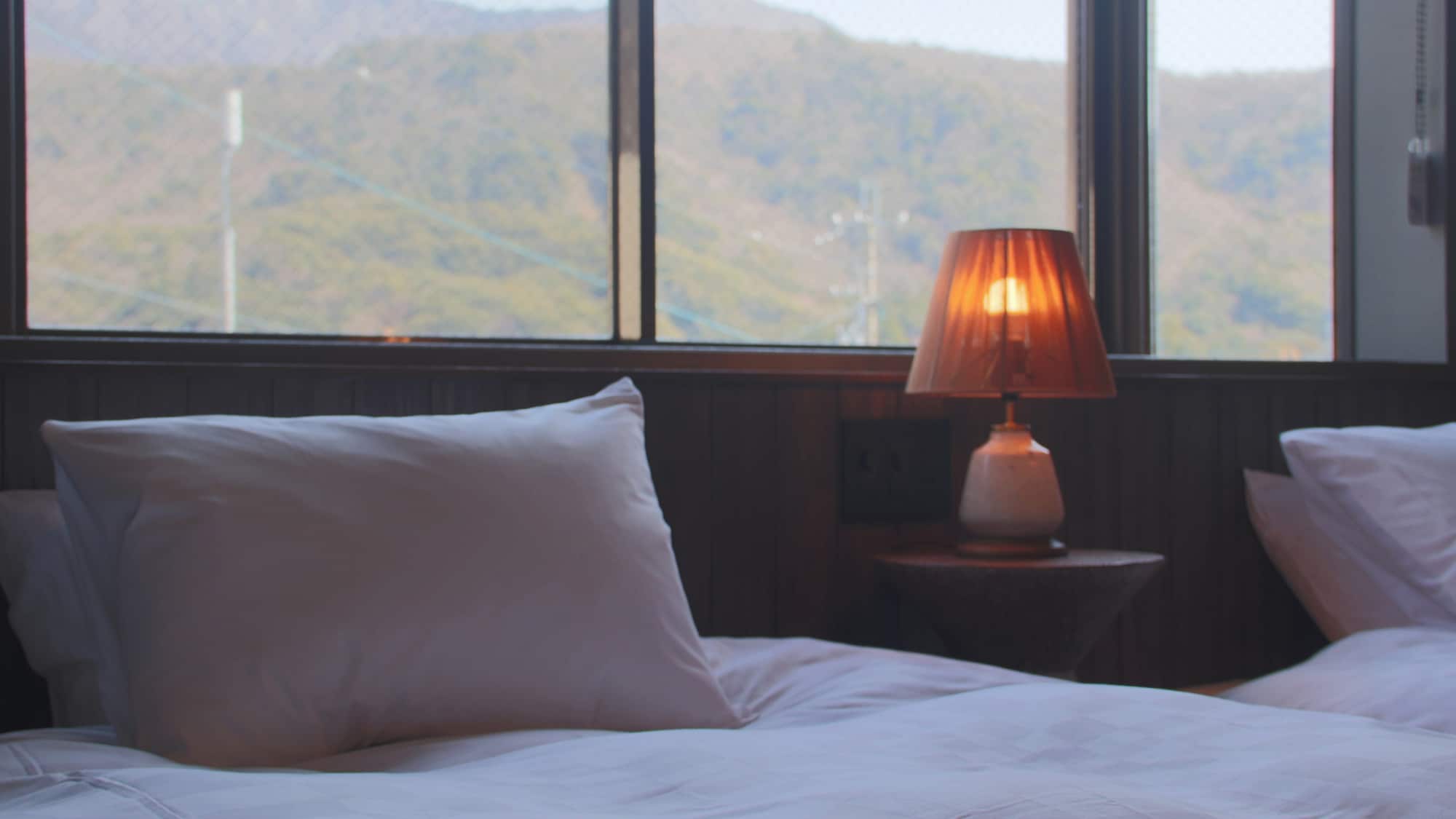 [Kamar tamu_Kamar bergaya Jepang-Barat] Di luar jendela Anda dapat melihat pedesaan