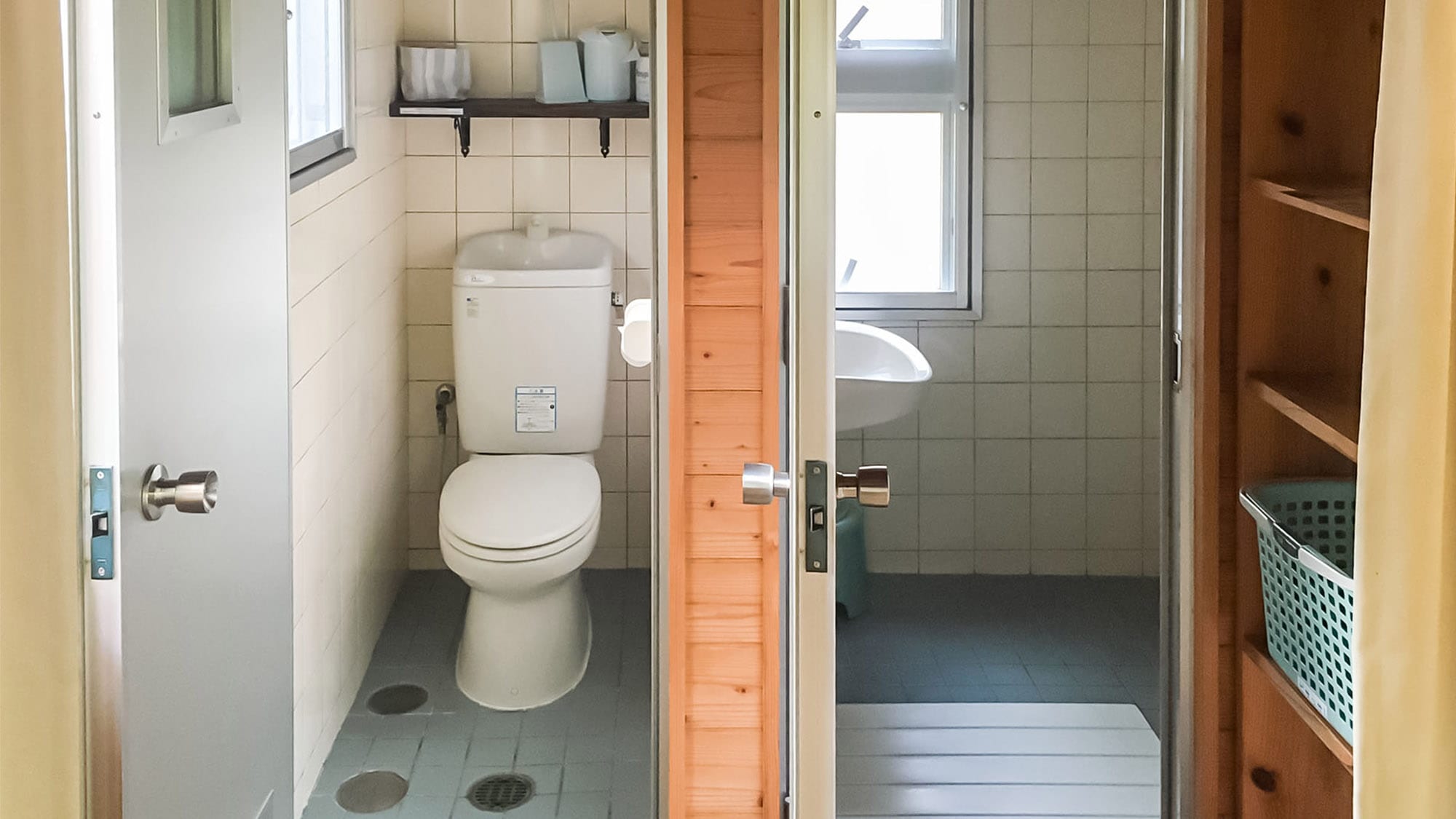 ・Toilets and showers are provided in each building.