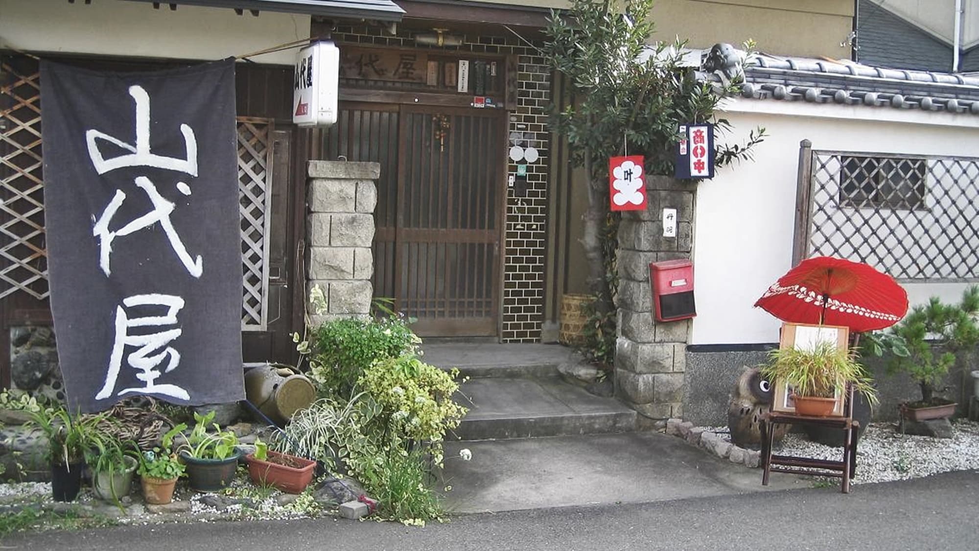 *[Entrance] A small inn located in a quiet residential area founded in 1973 that takes pride in its cuisine.