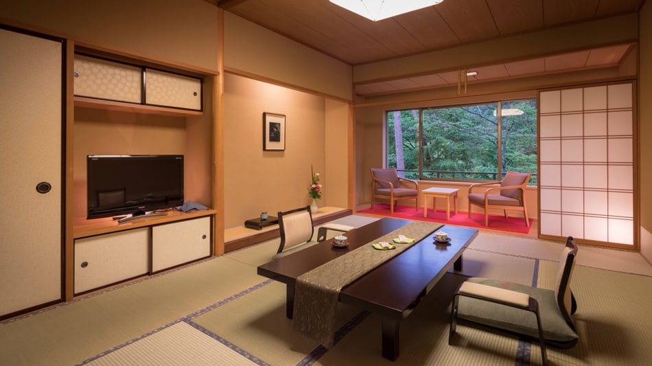 Japanese-style room where you can relax and stretch your legs * Example of guest room