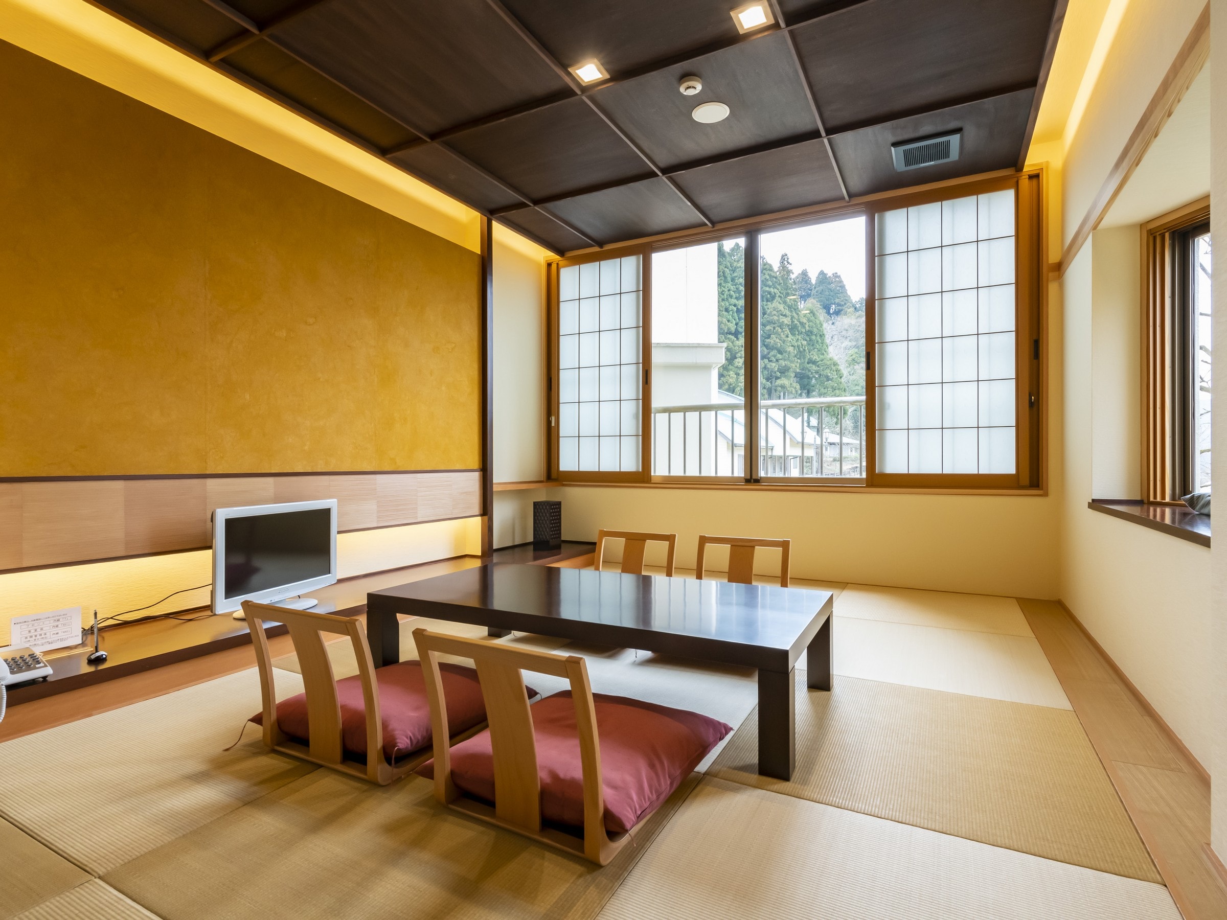[本館日式房間示例] 可以度過輕鬆時光的日式空間。請伸展雙腿並放鬆。