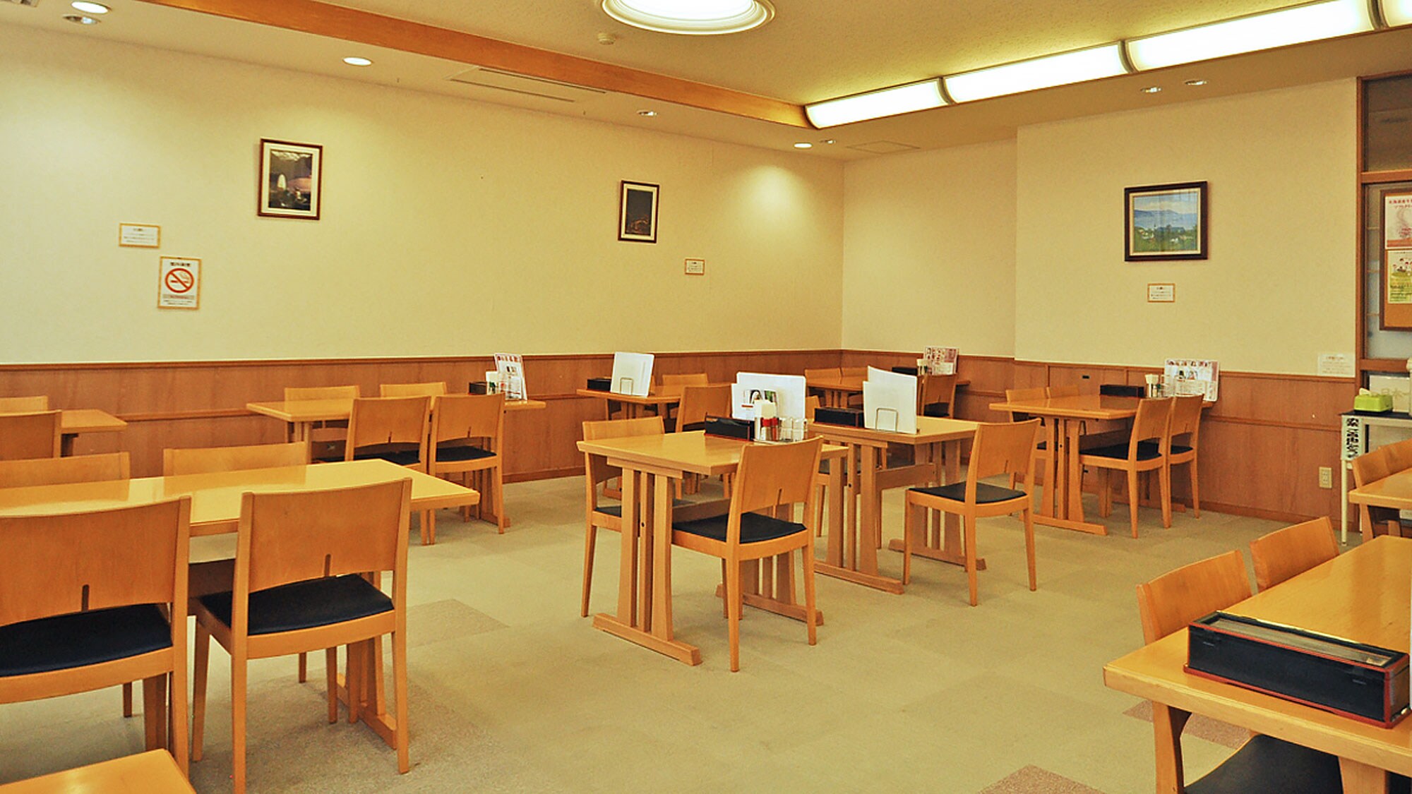[Restaurant] We offer a wide variety of menus with seasonal delicacies.