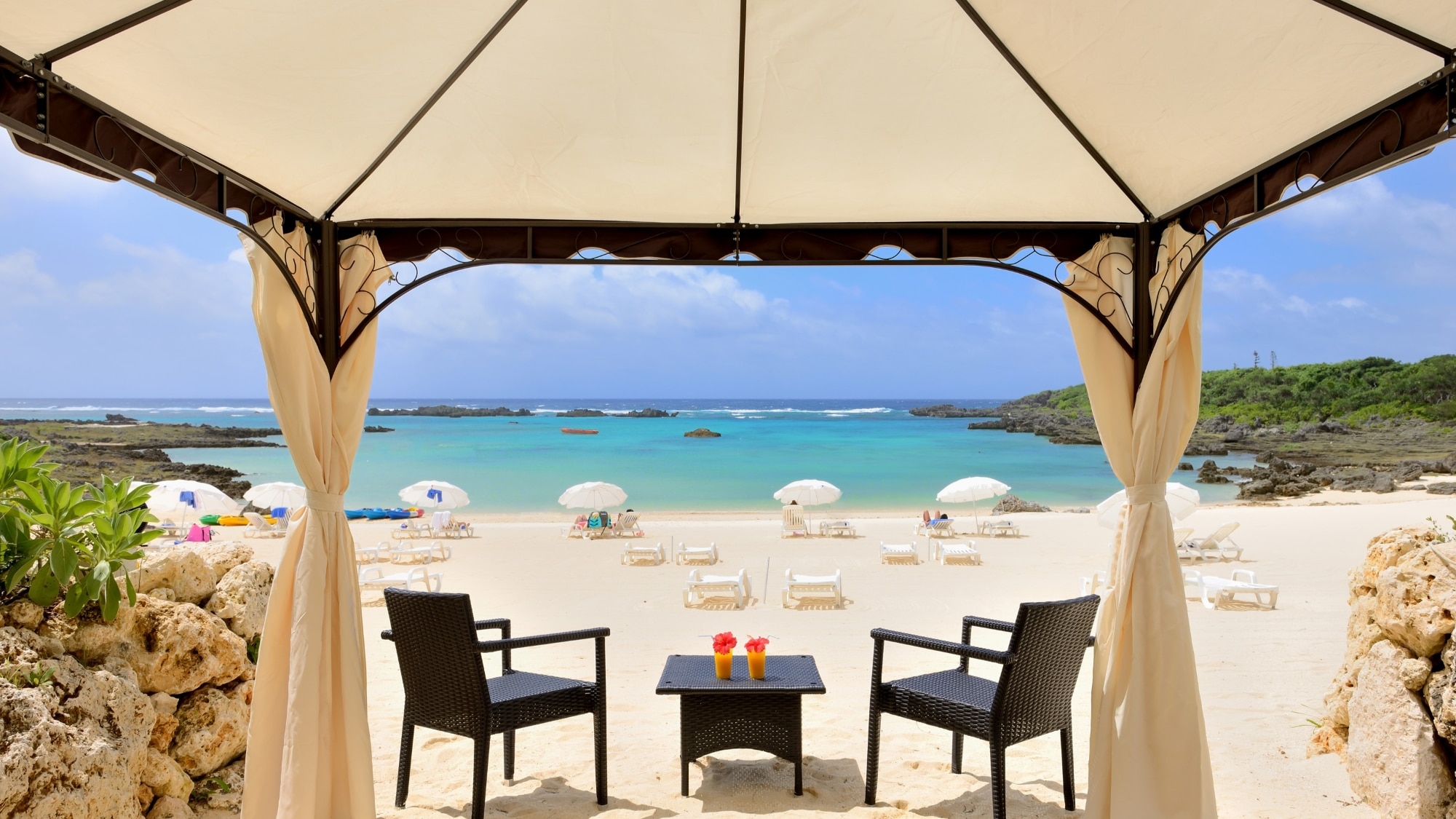 [Shigira Beach (inside the resort)] Each tent-style cabana is a private space separated by Ryukyu limestone.