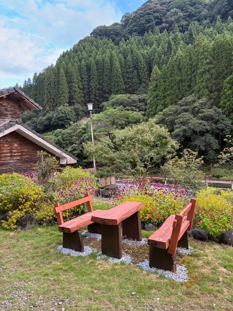 현관 앞의 벤치입니다 ♪