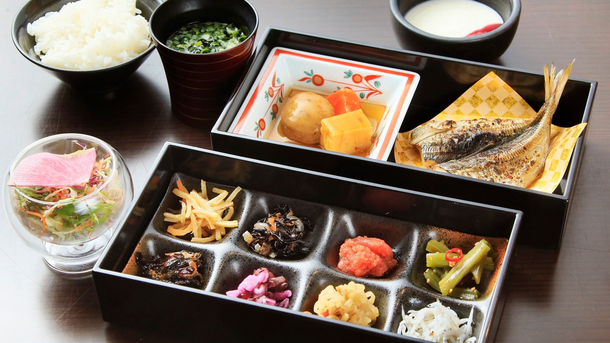 [Japanese breakfast prepared by the chef] Enjoy colorful small dishes made with local produce for local consumption (example)