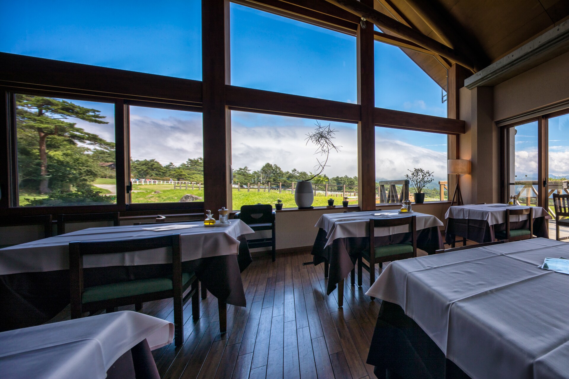 *Open new restaurant with a wide view