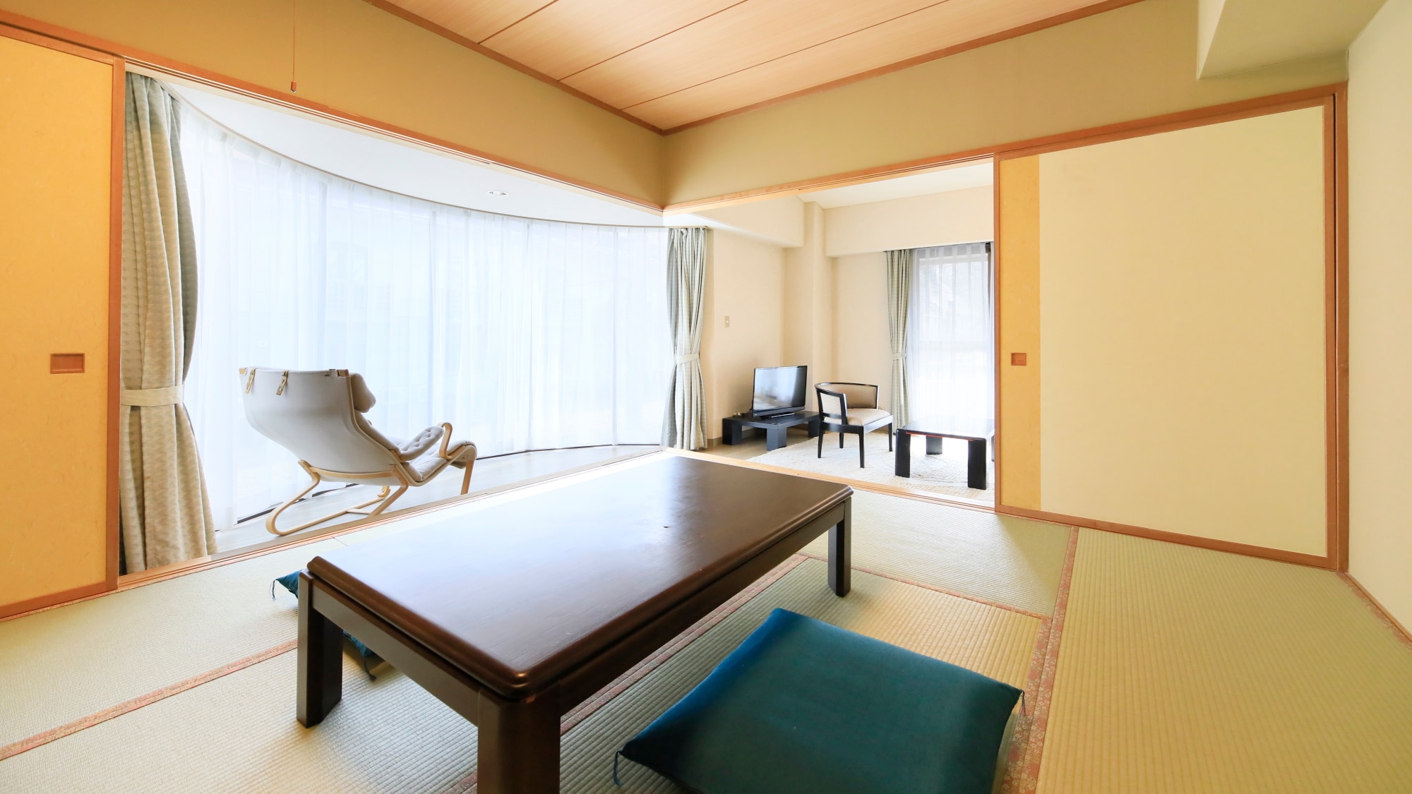 [East-West Building 2nd floor] You can see the greenery on the premises from the spacious Japanese-style room