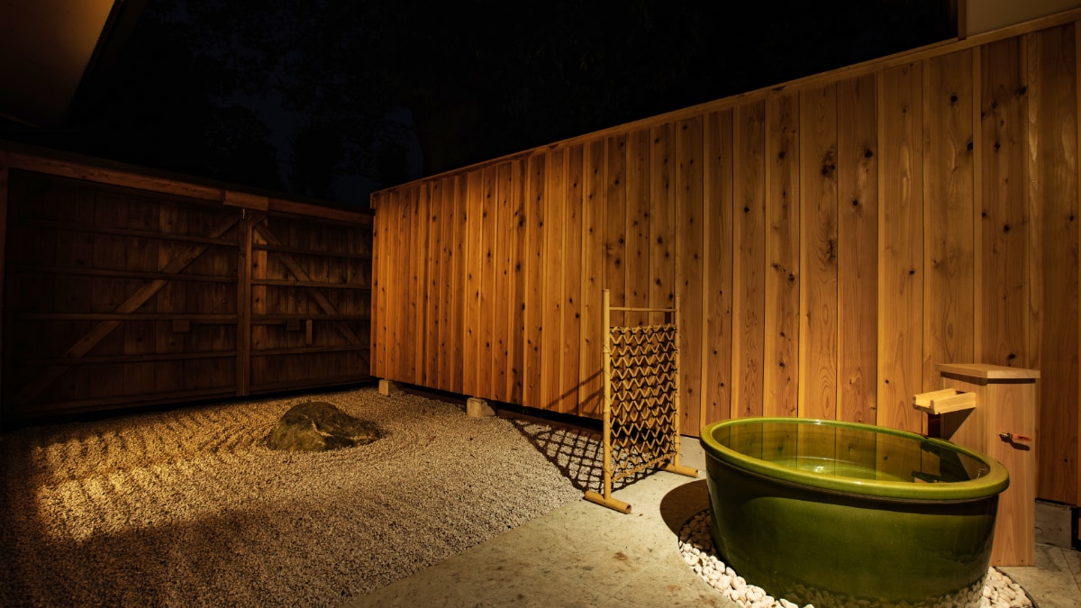 Open-air bath