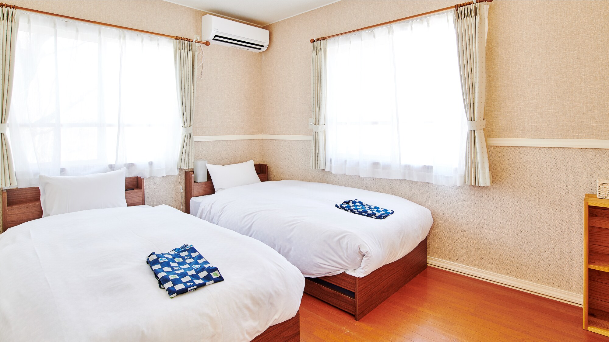 [Rental Cottage K Type] Bedroom with large windows