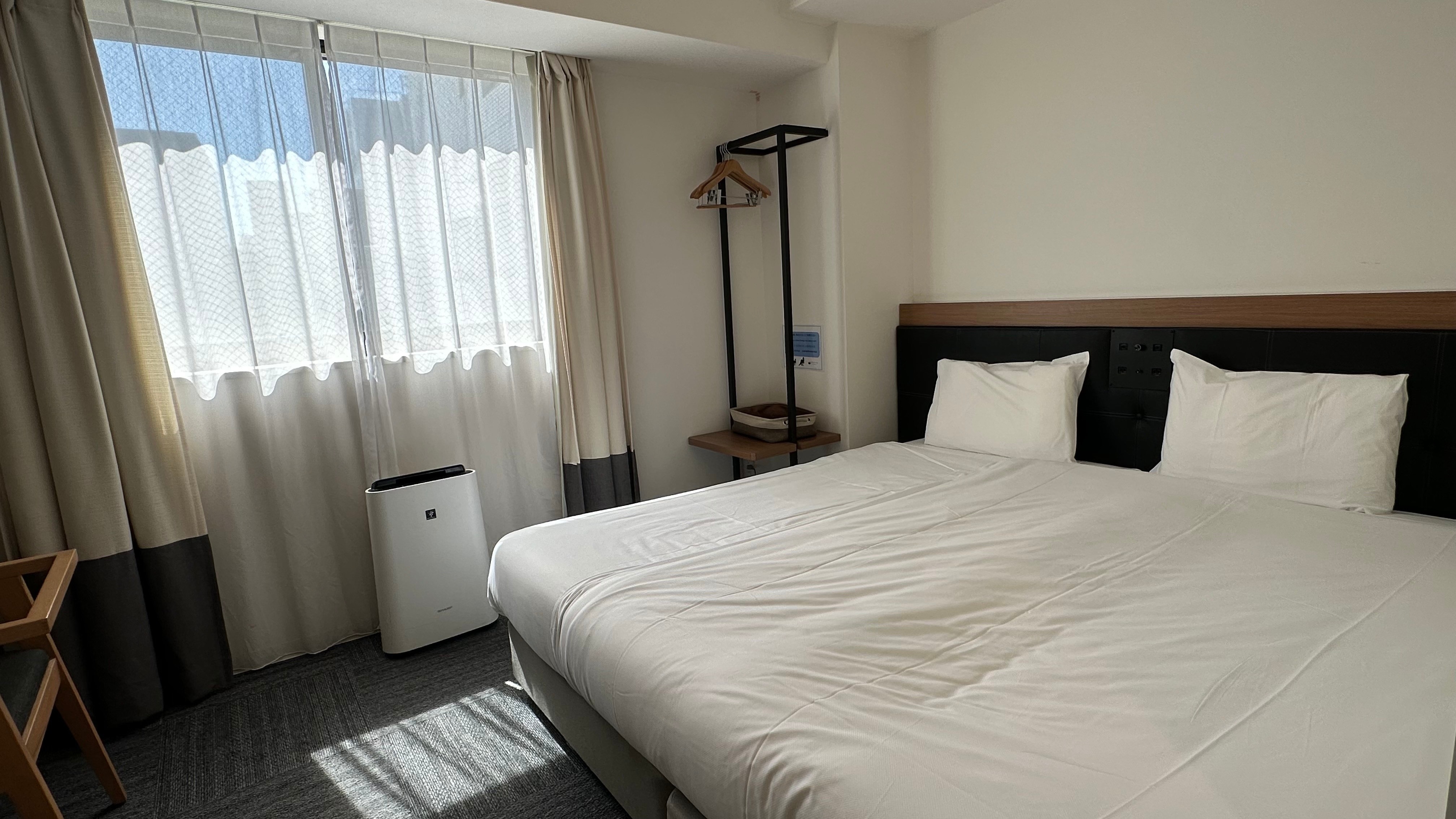 2 tempat tidur single disatukan dengan rapat (lebar 194cm x tinggi 195cm)