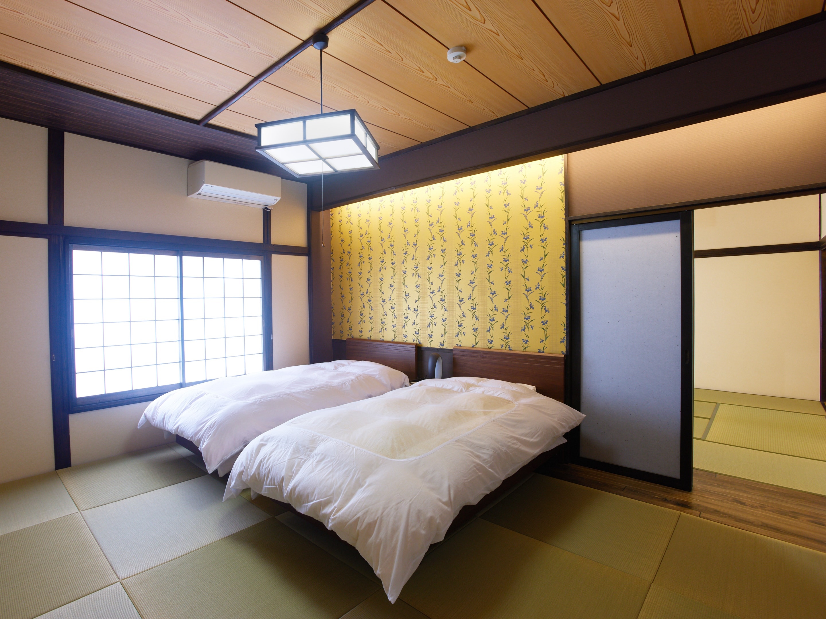 [Renewed in March 2023] Japanese-style room with 10 tatami mats + twin room with a Japanese-Western style room (with toilet)