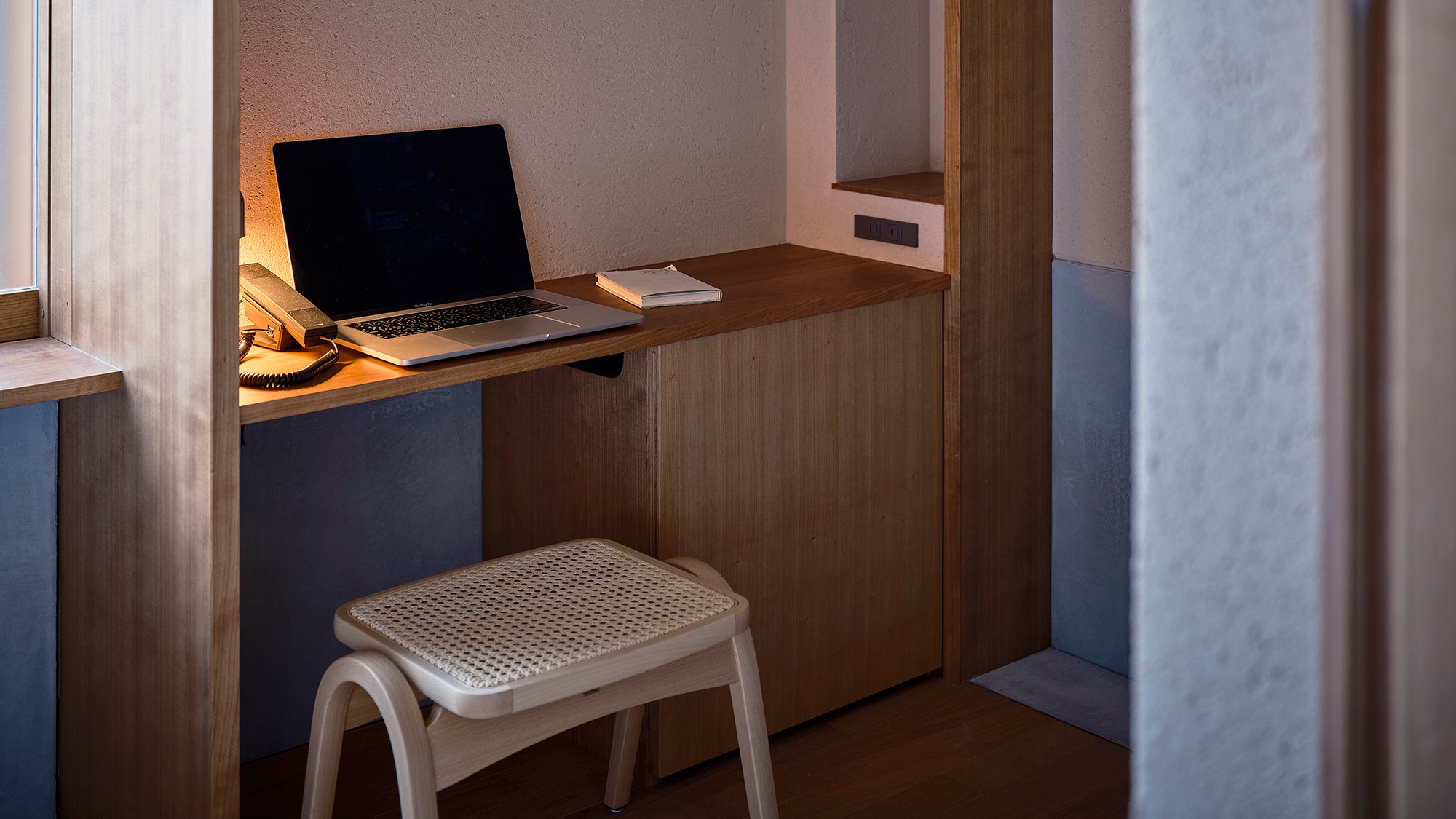 Bàn làm việc - Hoàn hảo cho việc làm việc từ xa hoặc đọc sách. Ngoài ra còn có Wifi.
