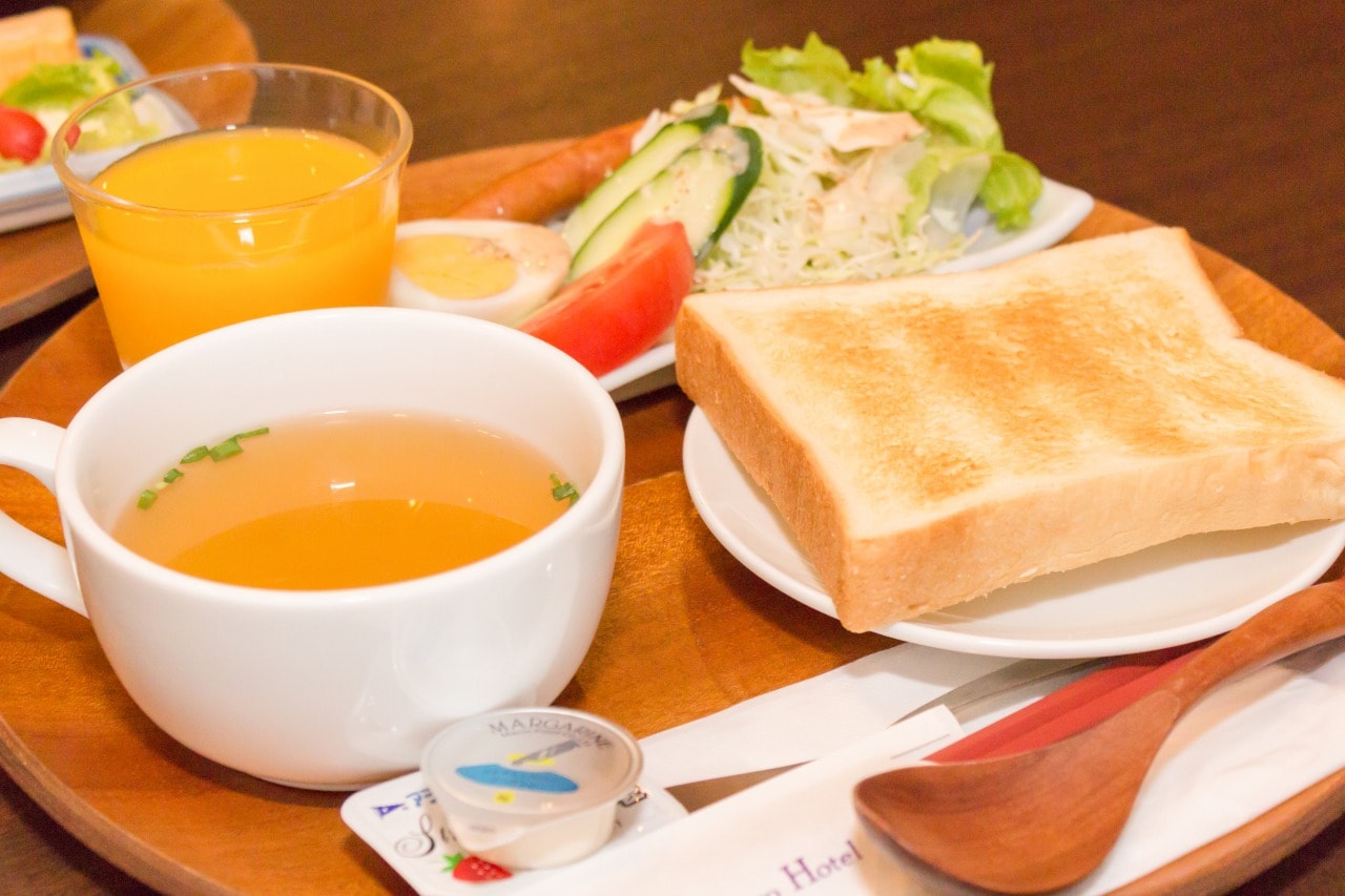 ●Sarapan● Sepiring roti rasa krim kental ala Barat yang dibuat oleh toko lama di Oita (makanan Jepang juga tersedia)