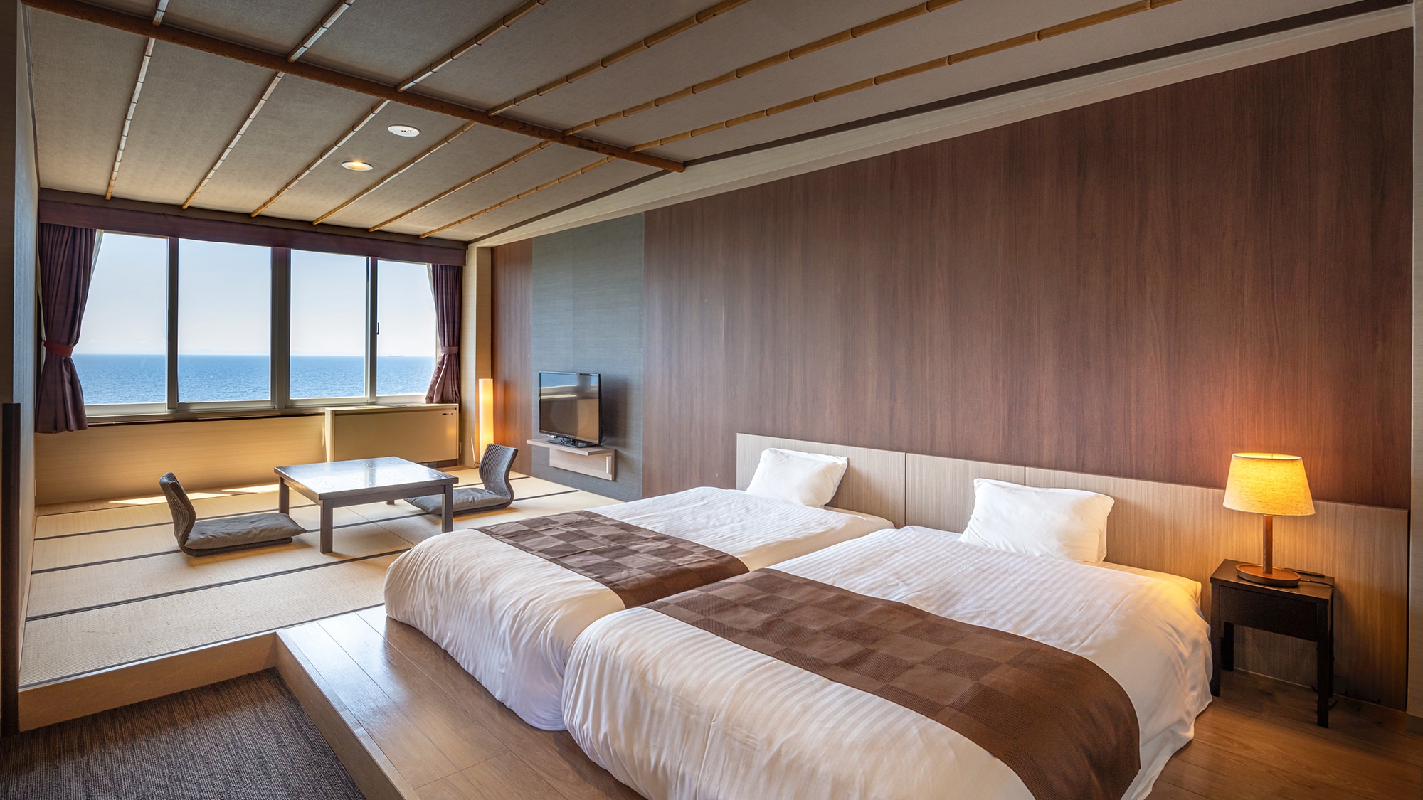 [Japanese-Western style room] The low bed + Japanese-style room has few steps, so it is recommended for families!