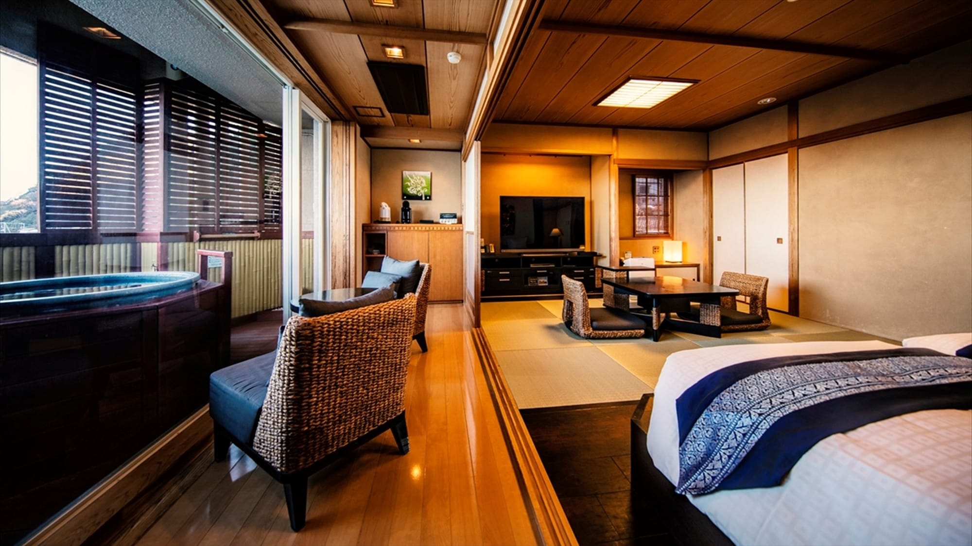 [Hollywood Twin Japanese-Western Room 1] Enjoy the spectacular view of Sagami Nada from the glass windows all over the wall.