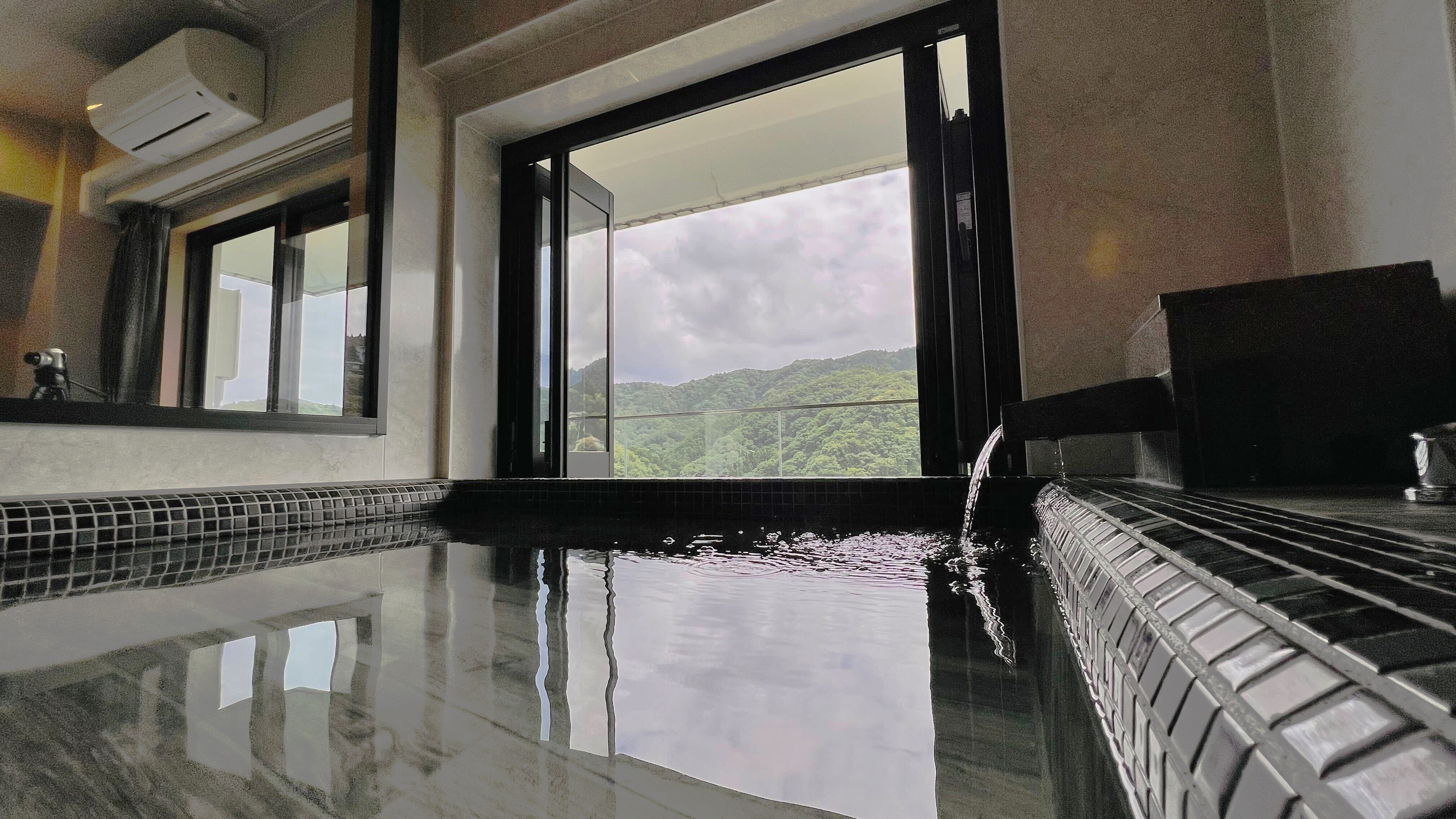 All guest rooms are equipped with semi-open-air baths with large windows that draw in natural hot spring water.