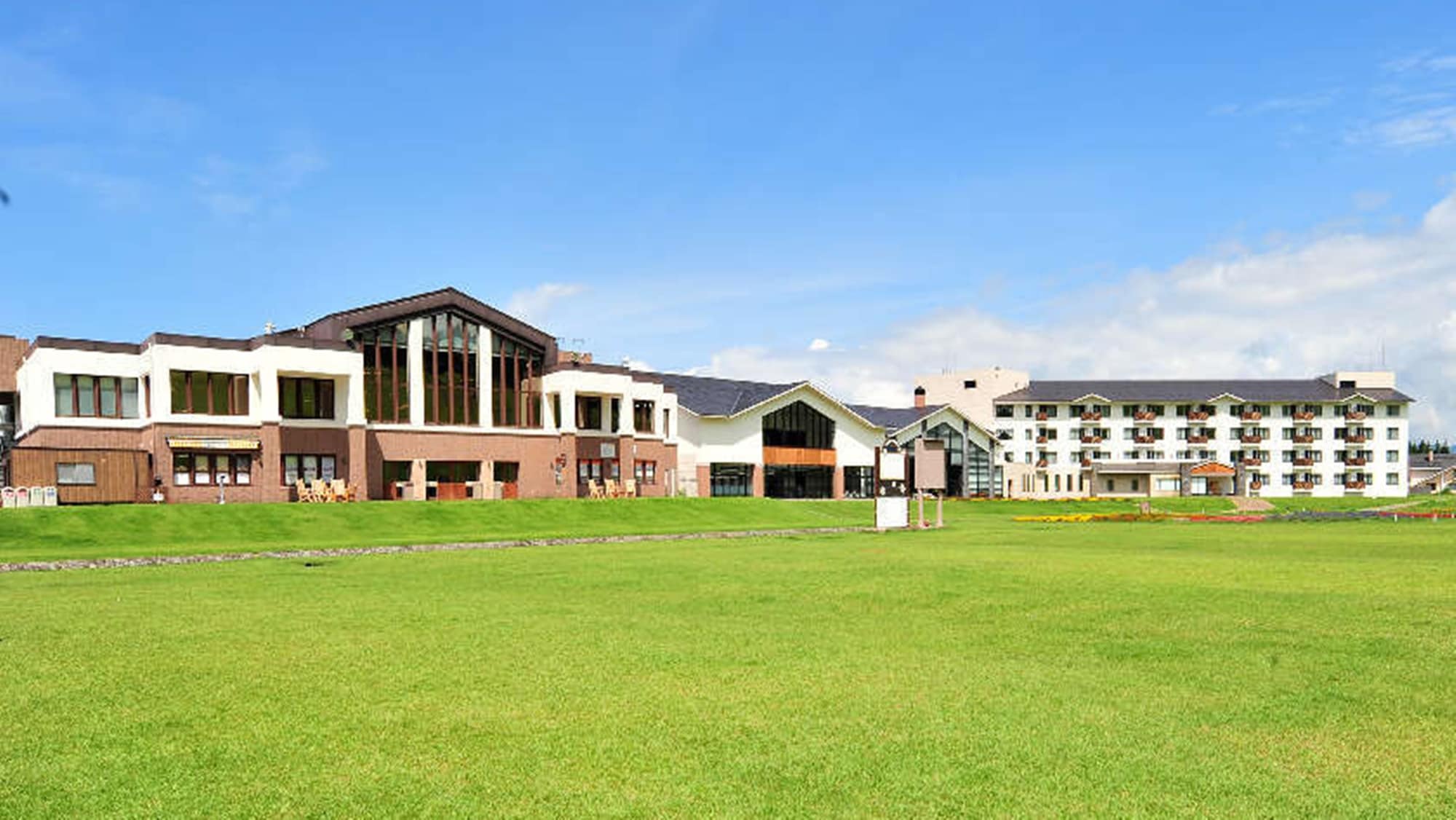 Hotel exterior (green season)