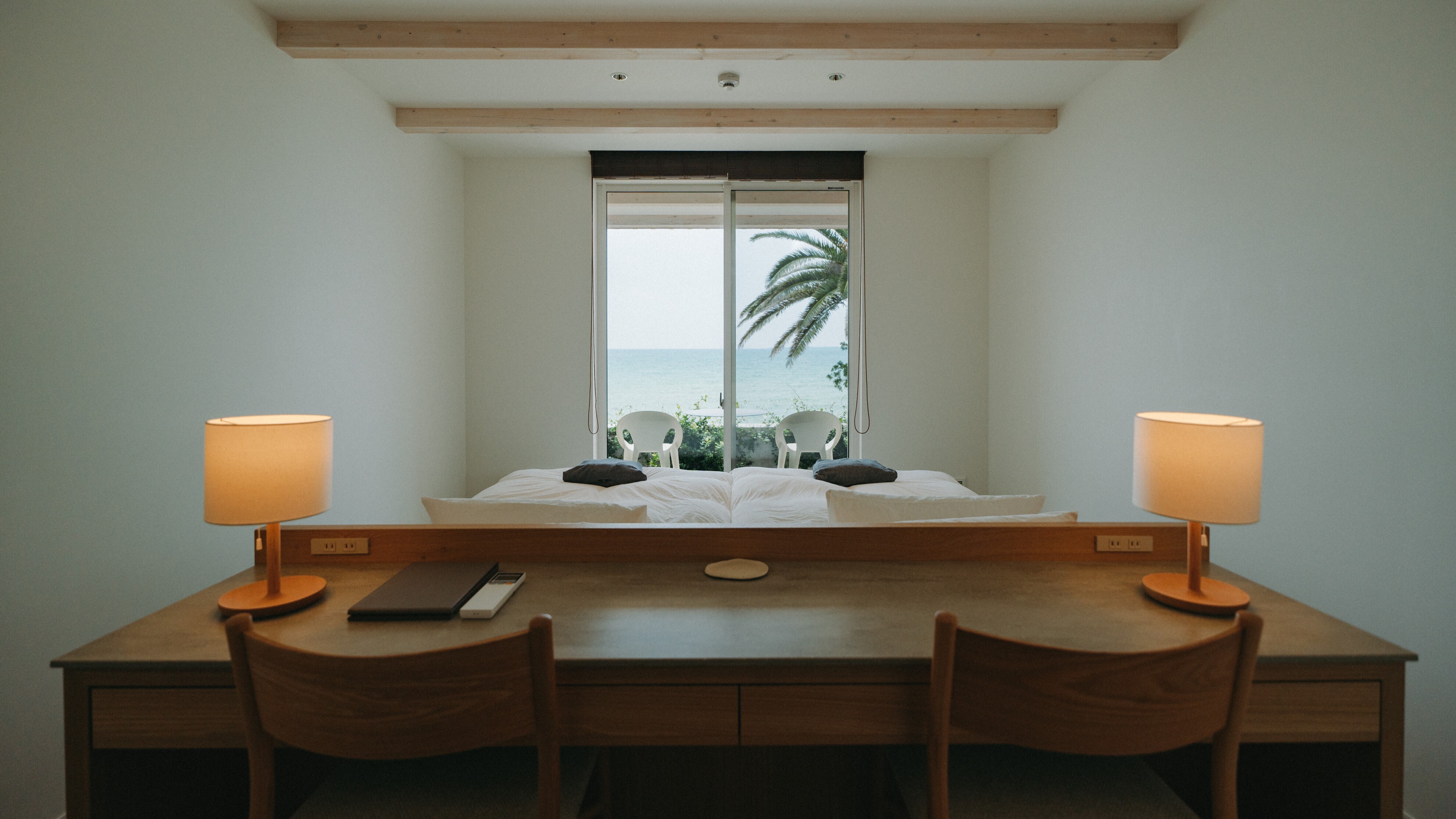 [Ocean Terrace Twin] There is a desk in front of the bed, which is recommended for workdays.