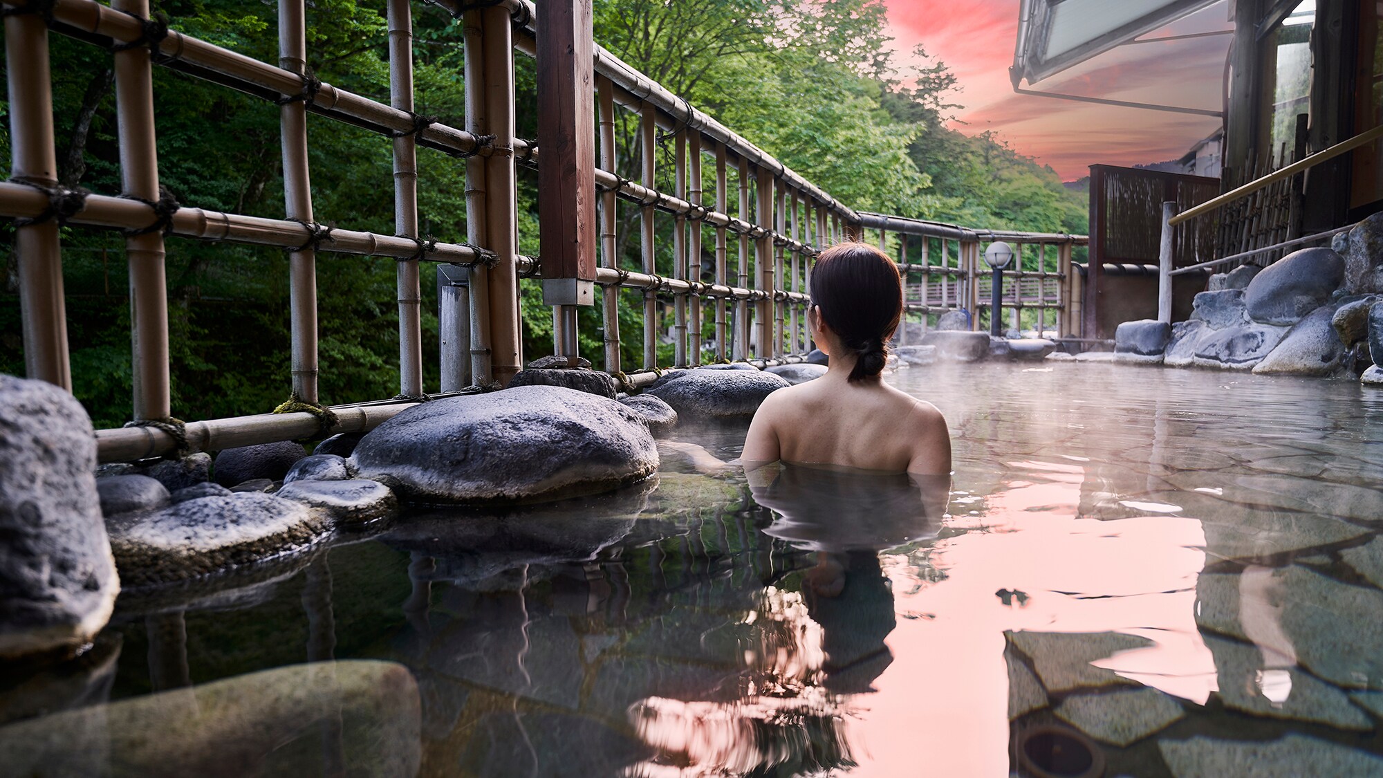 Shima River is right there from the open-air bath along the river. Enjoy the 100% free-flowing hot spring while listening to the sounds of the river.
