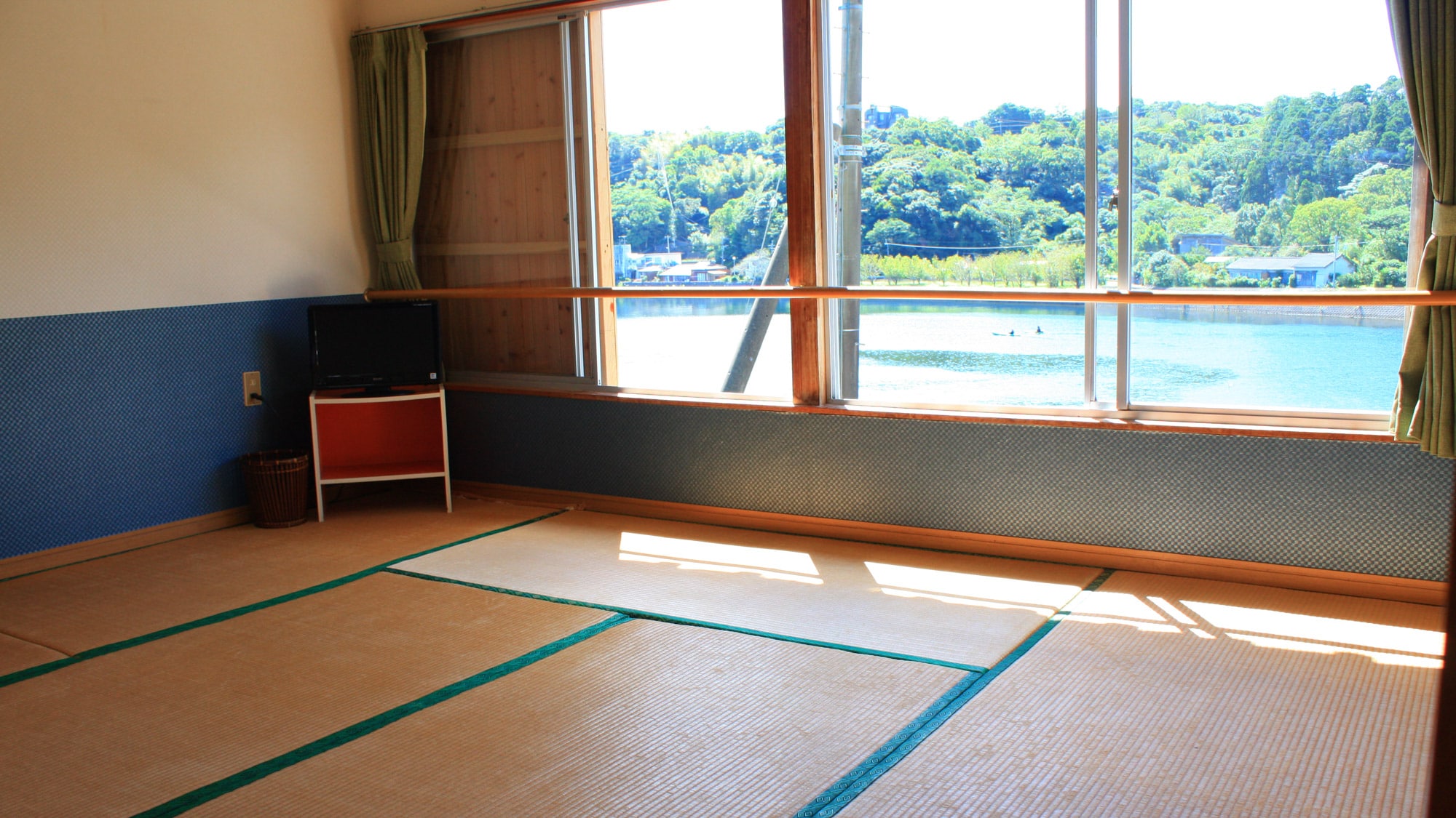 * [Example of a Japanese-style room] You can stretch your legs and relax.