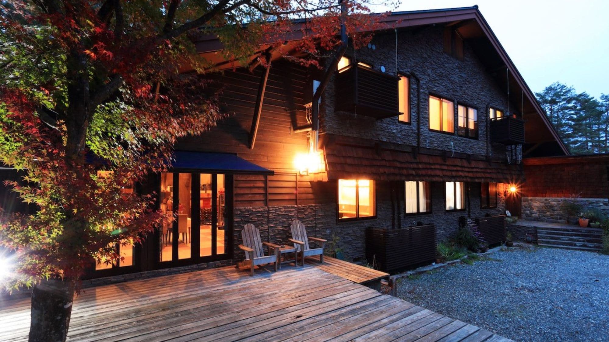 ・＜Exterior (night)＞ The exterior is full of exotic atmosphere. Gentle lights are lit up at night.