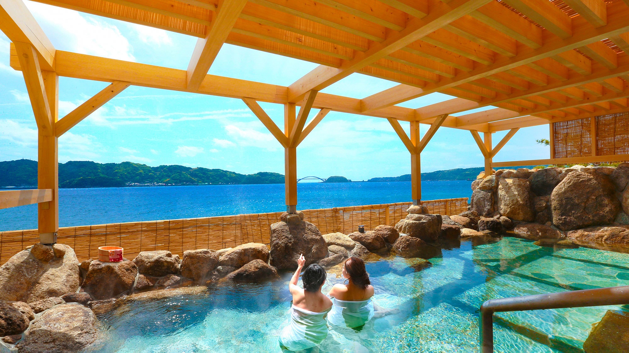 An open-air bath where the sea breeze is comfortable