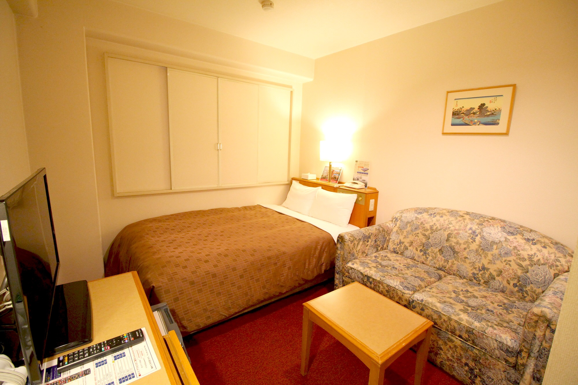 Kamar double dengan sofa Tempat tidur Simmons tipe luas dengan lebar tempat tidur 135 cm