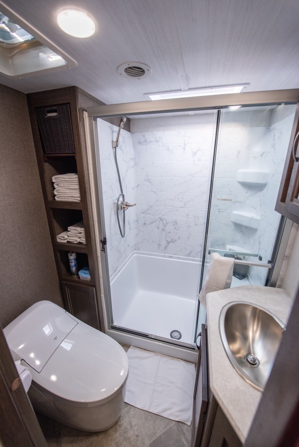 Kamar mandi trailer berkemah