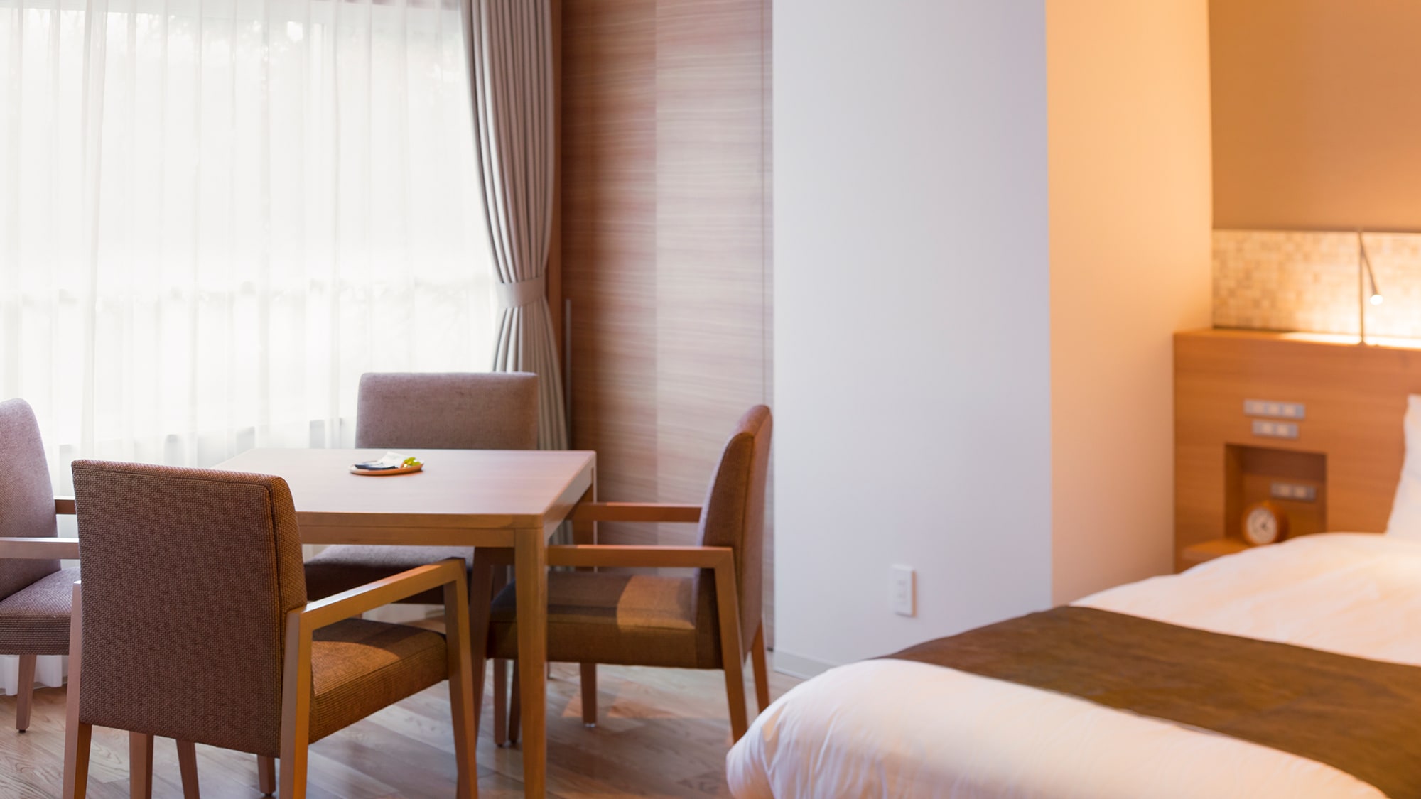 [Example of a modern Heisei twin room] In addition to the sofa, you can also relax with the table set.