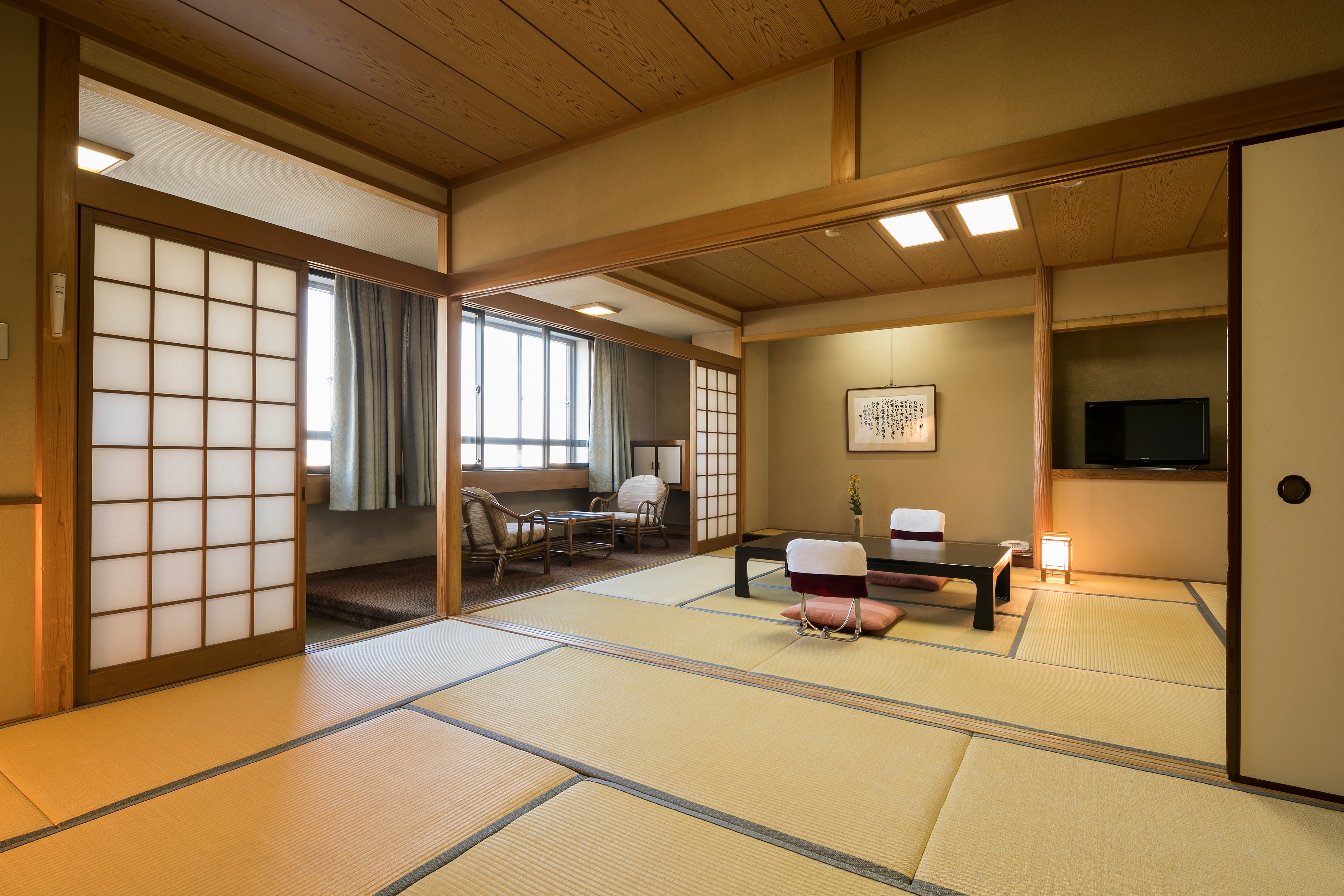 房间：西楼（10+6榻榻米，日式房间） 容纳人数：2~6人 推荐给团体和家庭。