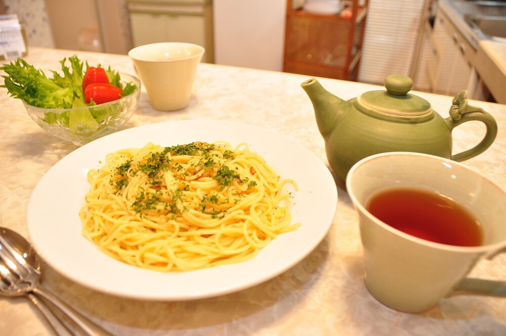 It comes with a kitchen so you can enjoy simple self-cooking.